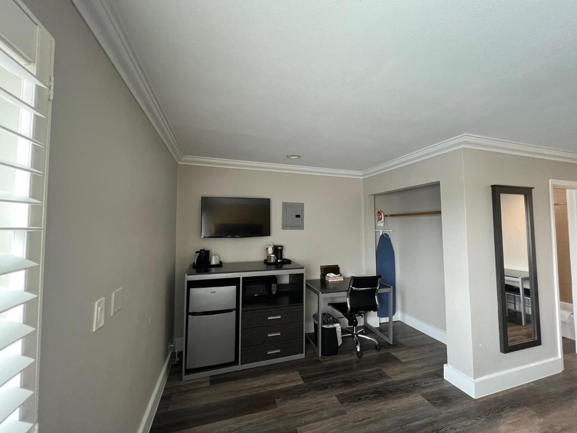 Deluxe Inn Hawthorne/ LAX photo 47