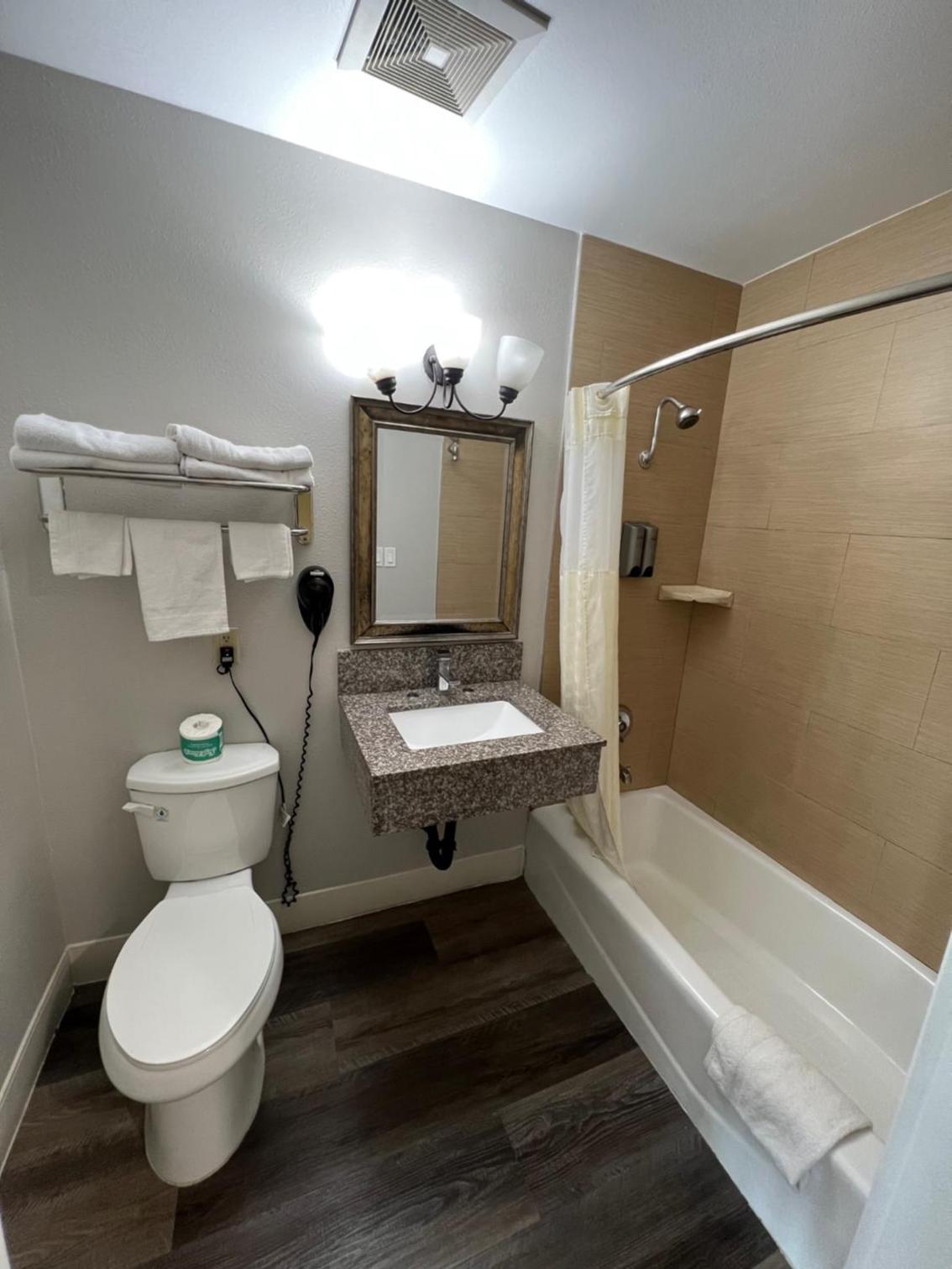 Deluxe Inn Hawthorne/ LAX photo 48