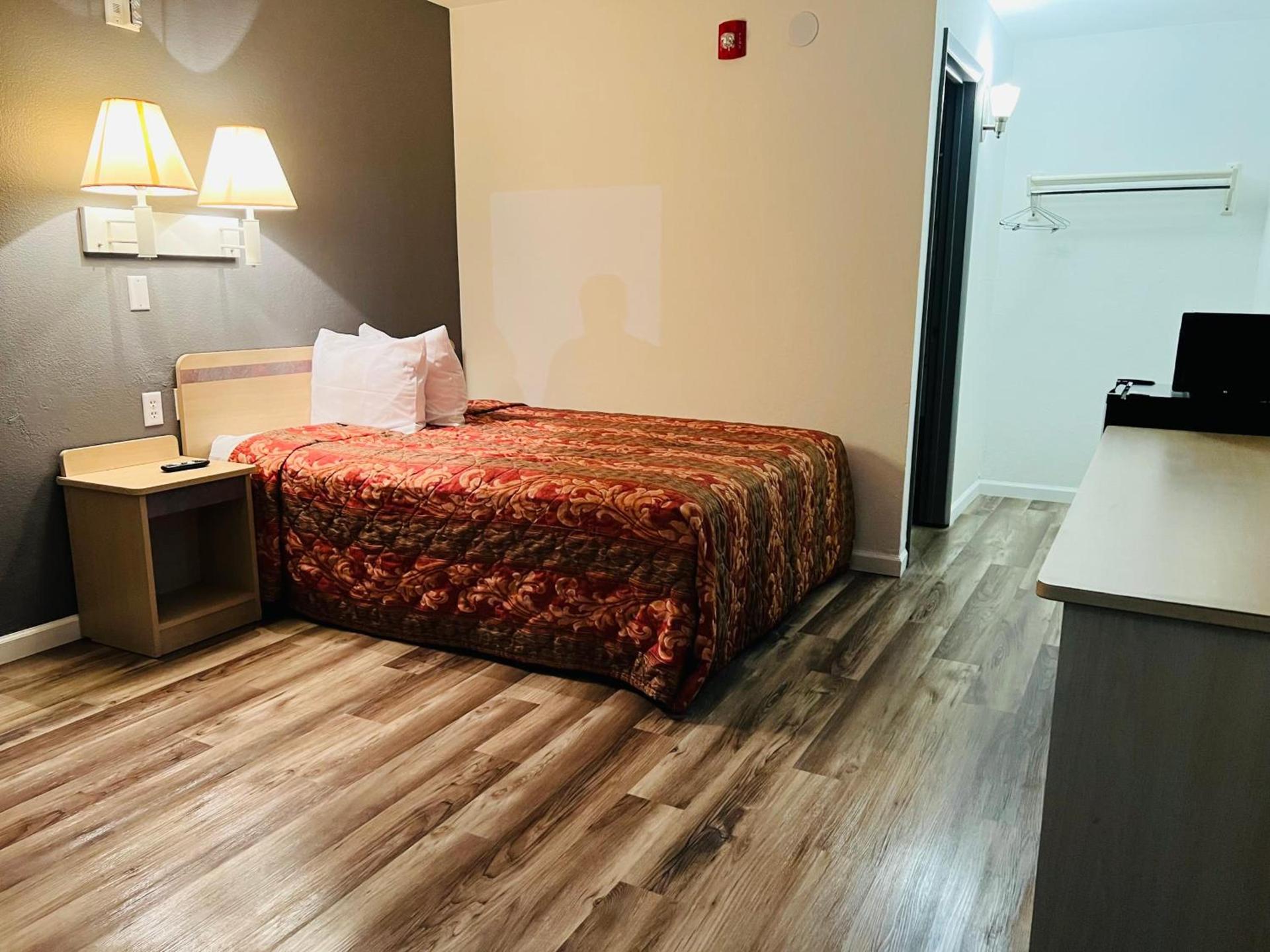 Regency Inn Tulsa photo 3