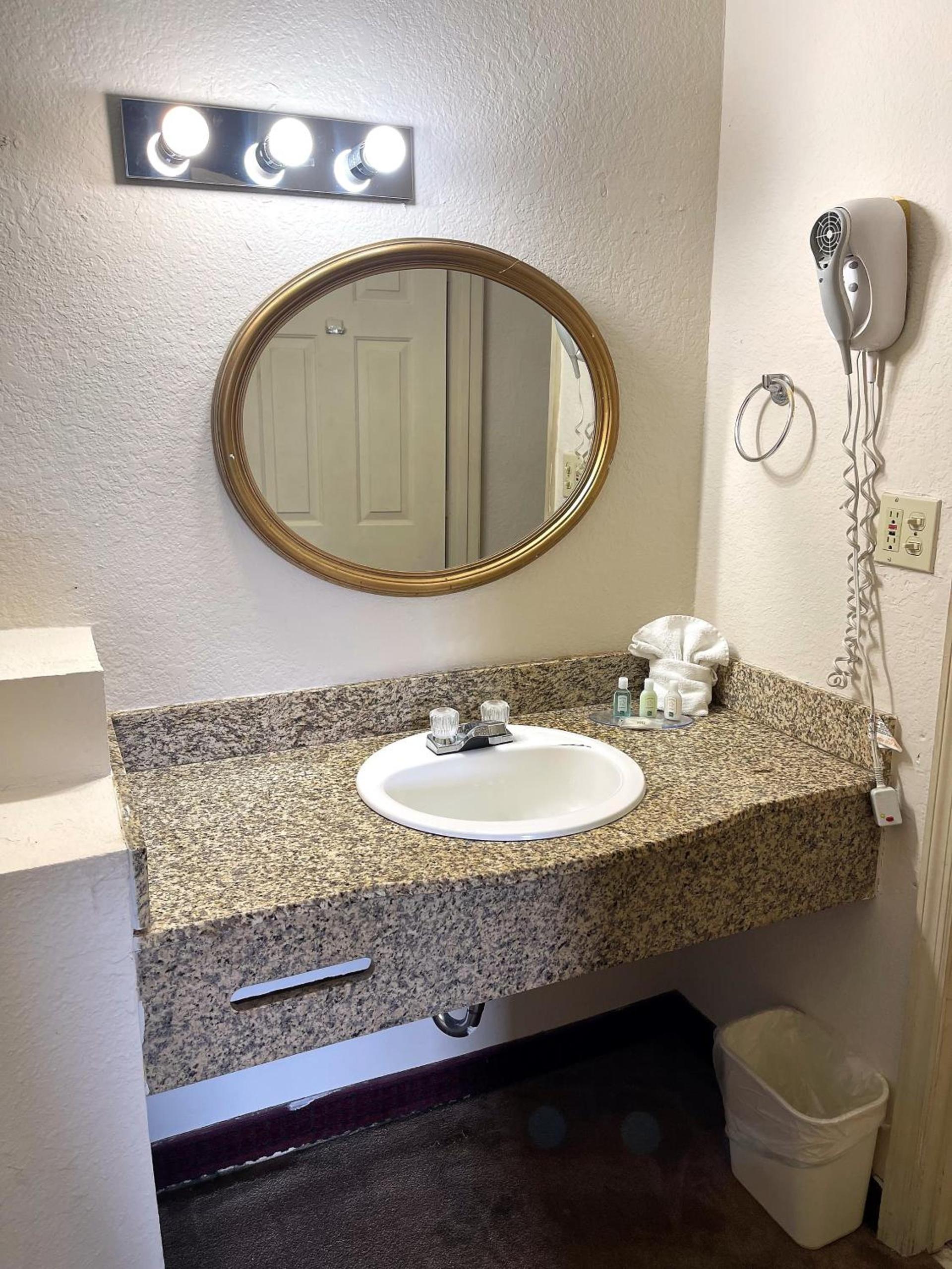 Howard Johnson by Wyndham Orlando-International Drive photo 16