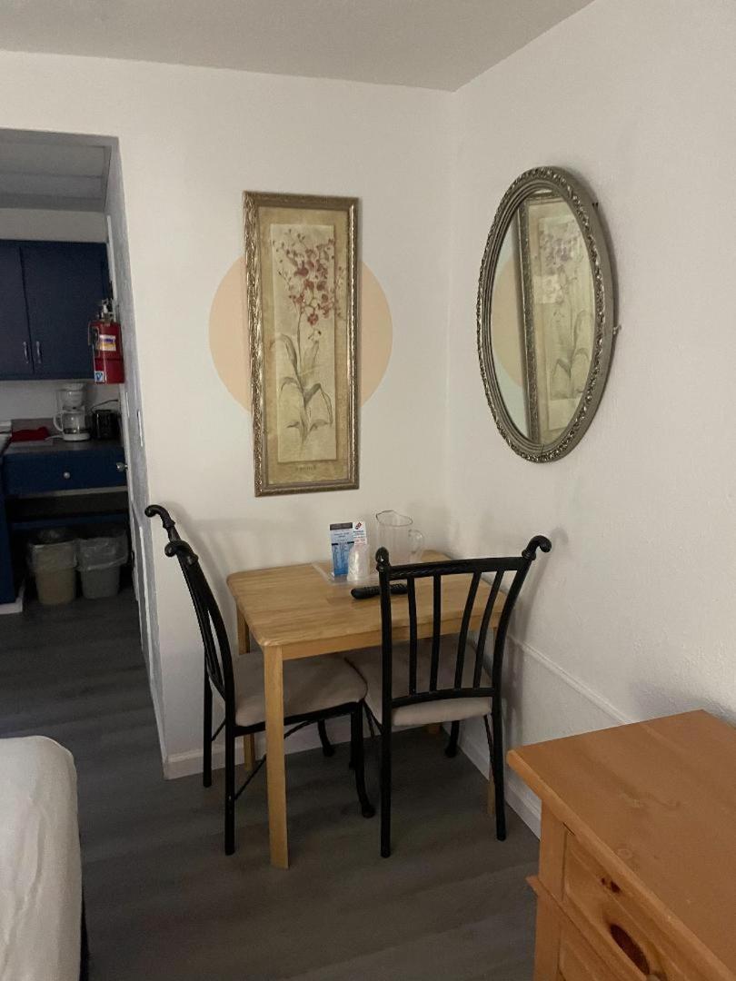 Pink Champagne Motel photo 53