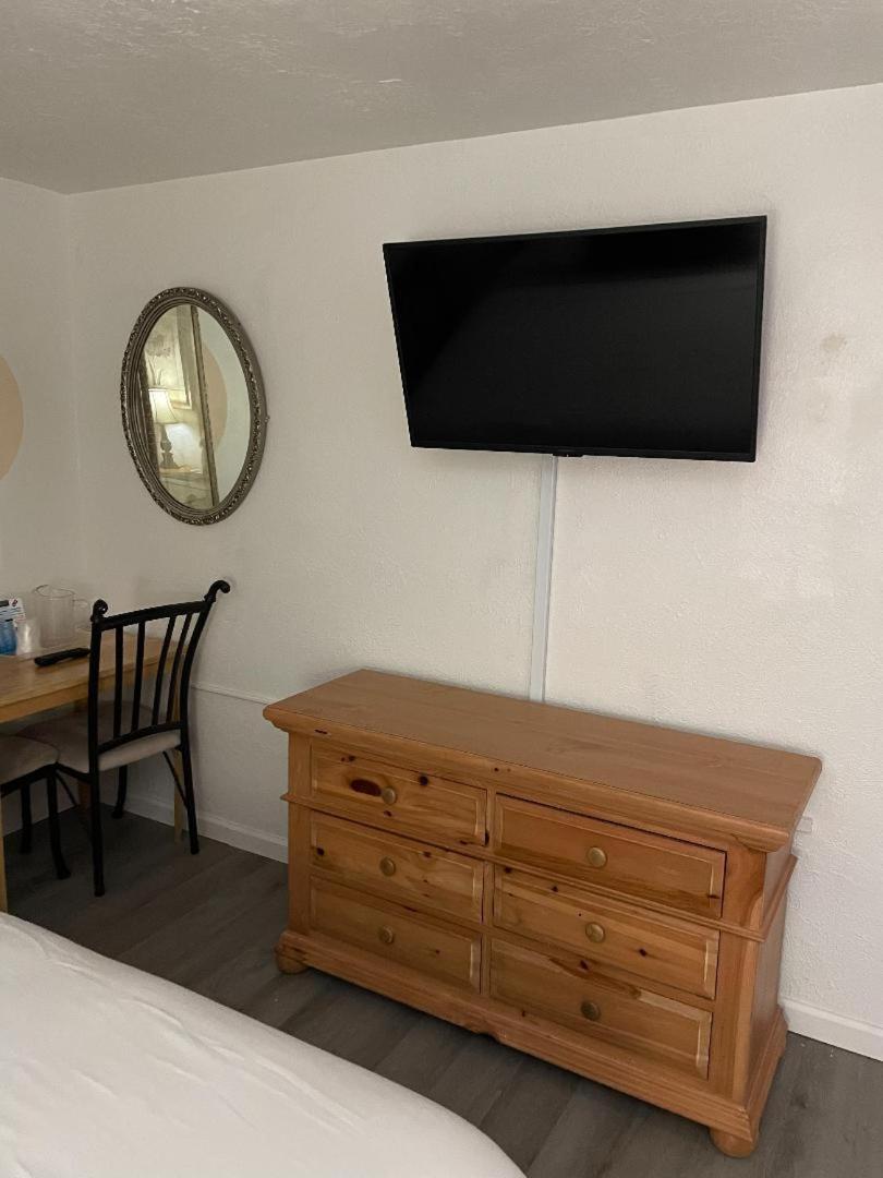 Pink Champagne Motel photo 54