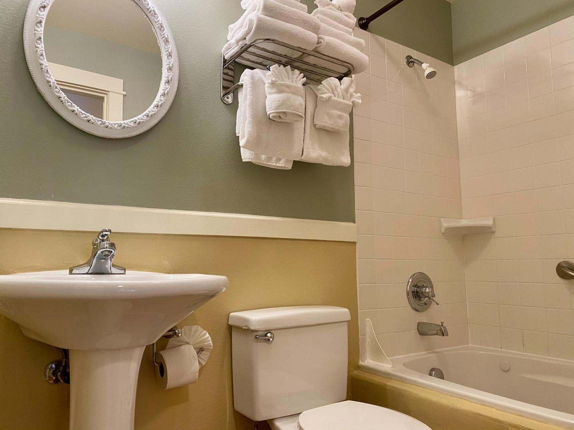 Lighthouse Inn photo 25
