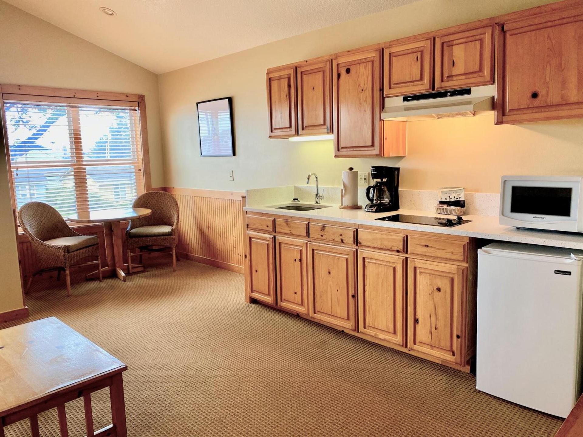 Lighthouse Inn photo 56