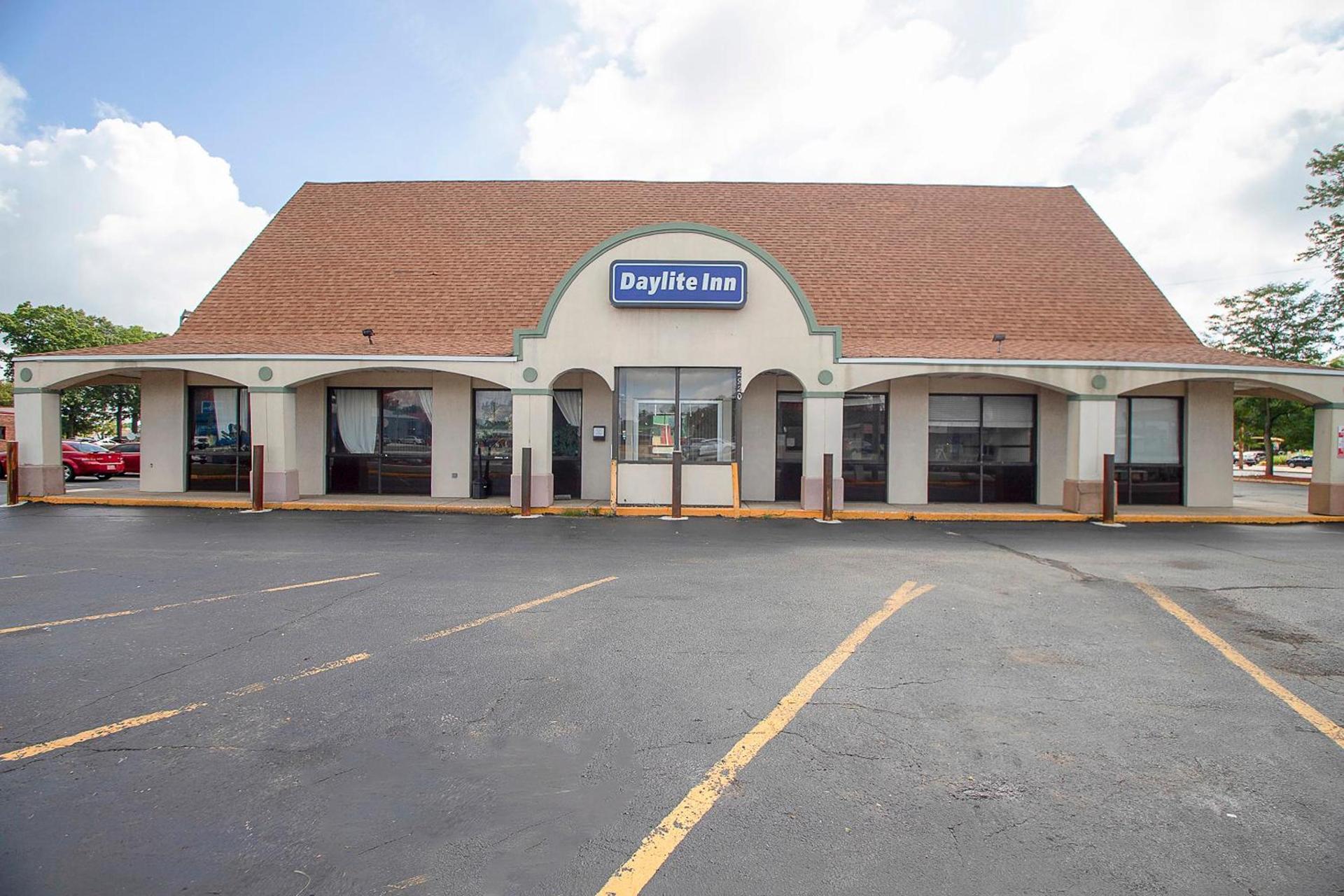 Hotel O Daylight Inn Elkhart I-90, IN photo 1