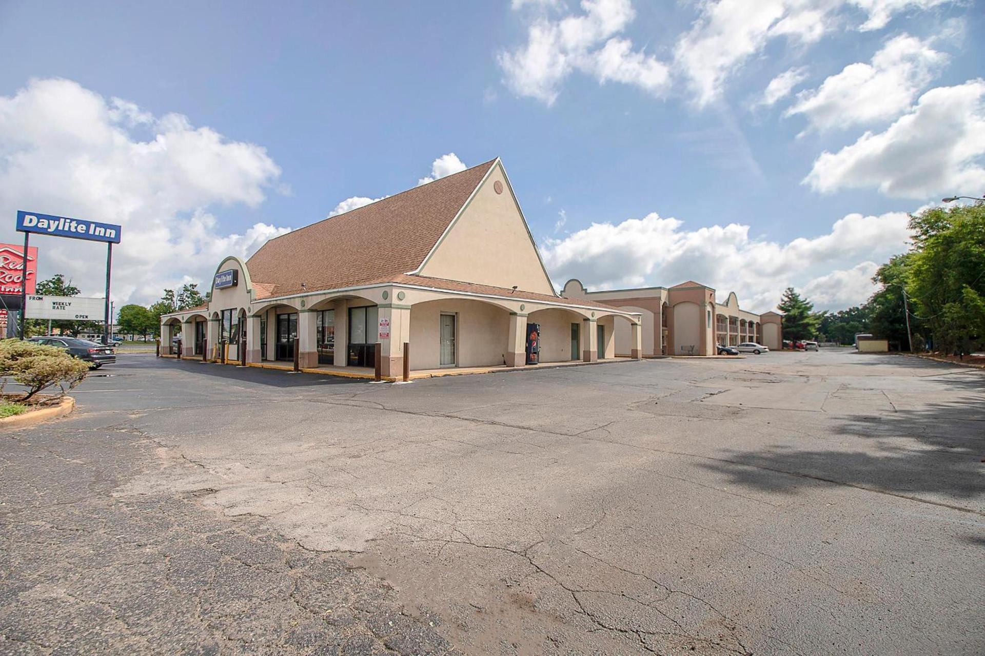 Hotel O Daylight Inn Elkhart I-90, IN photo 2