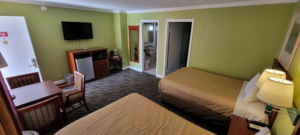 Redondo Inn and Suites photo 13