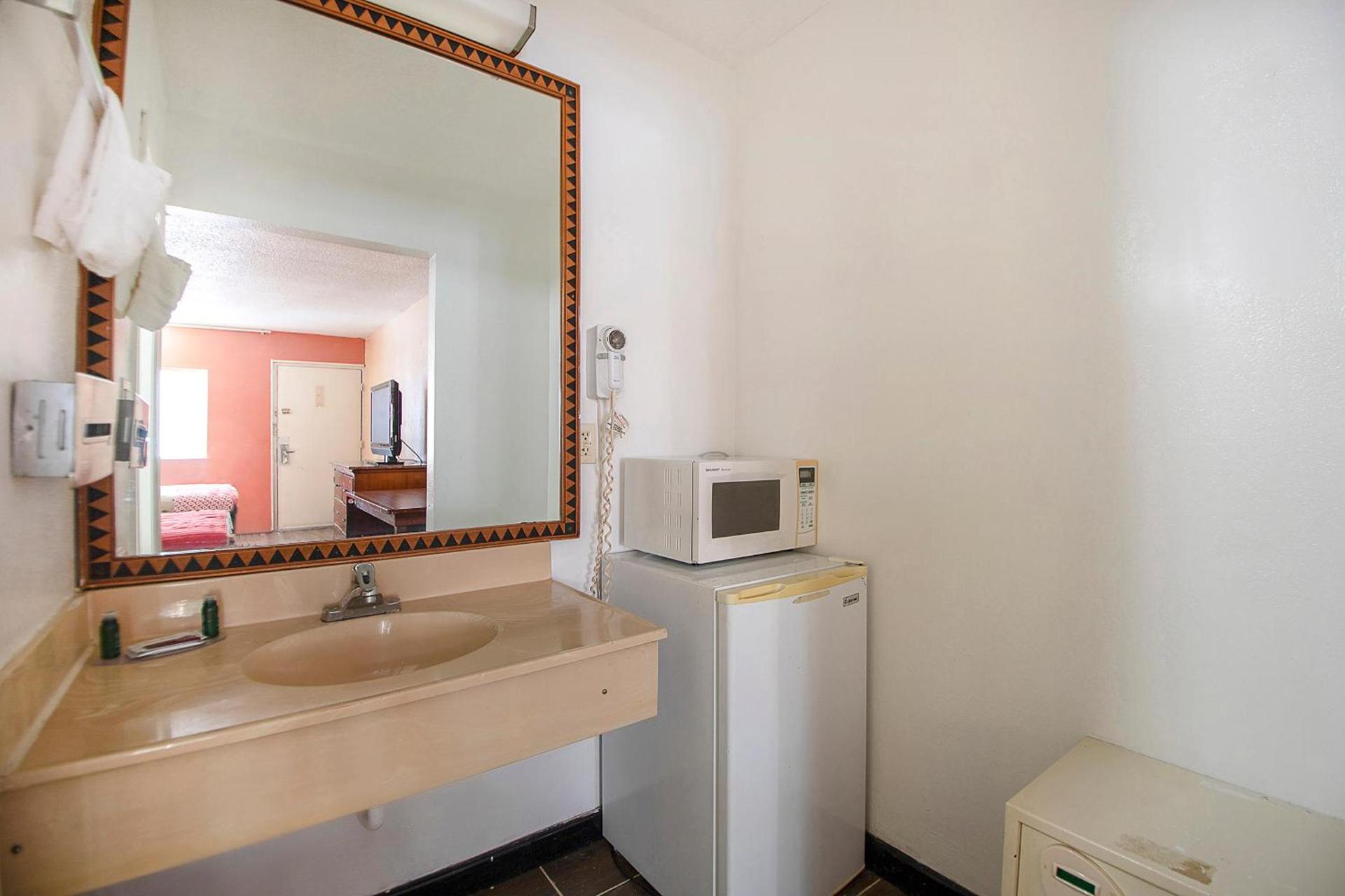 Hotel O Daylight Inn Elkhart I-90, IN photo 22