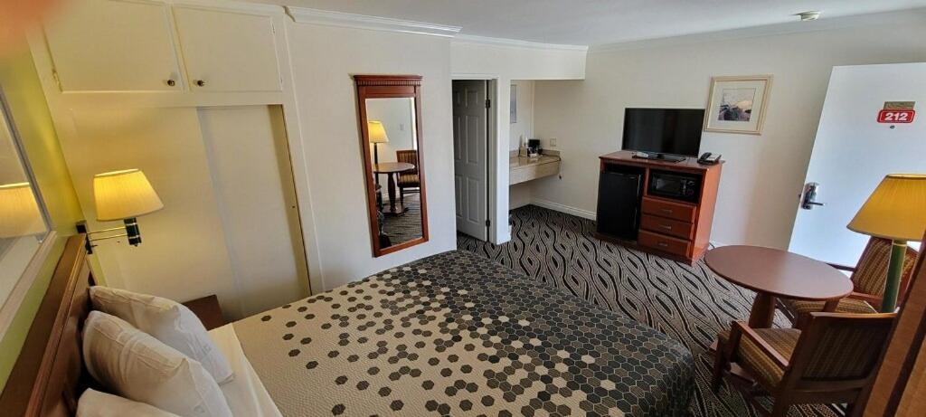 Redondo Inn and Suites photo 15