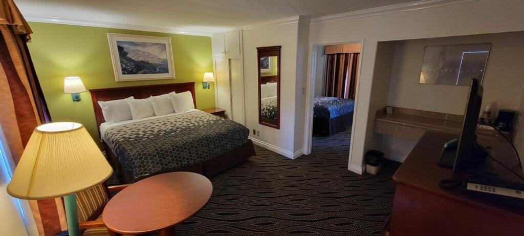 Redondo Inn and Suites photo 16