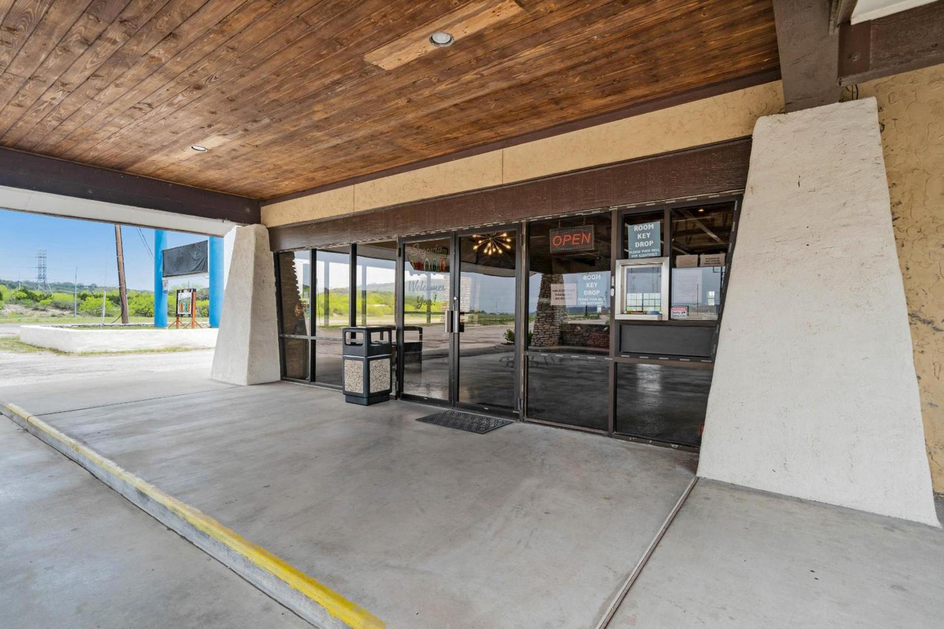 Segovia Lodge Junction TX I -10 photo 5