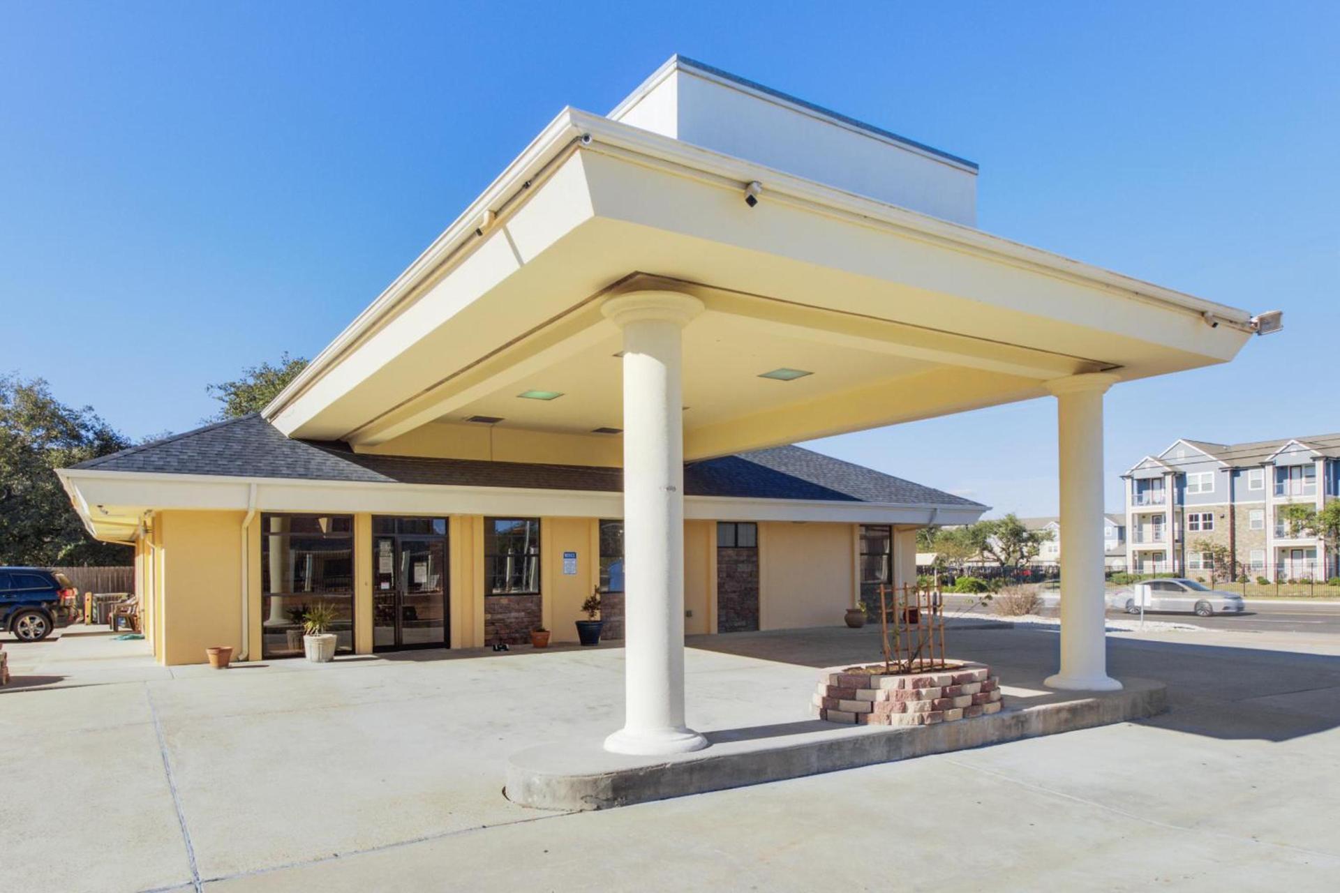 OYO Hotel Ingleside TX photo 6