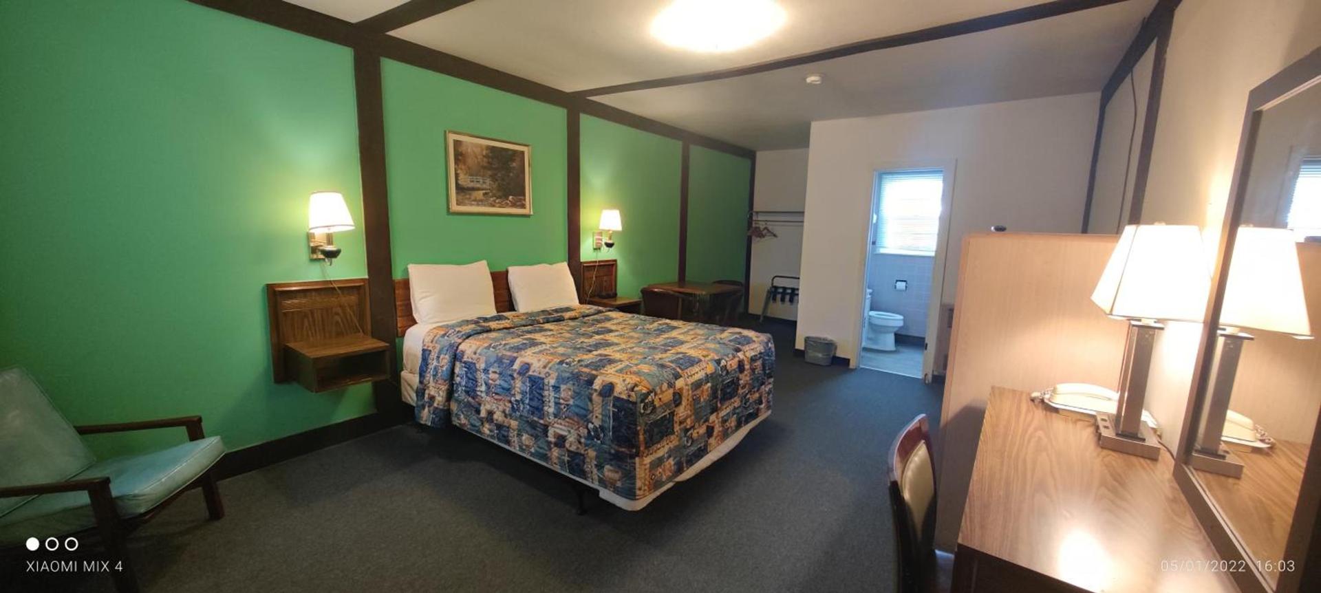 Twin Pine Motel photo 21