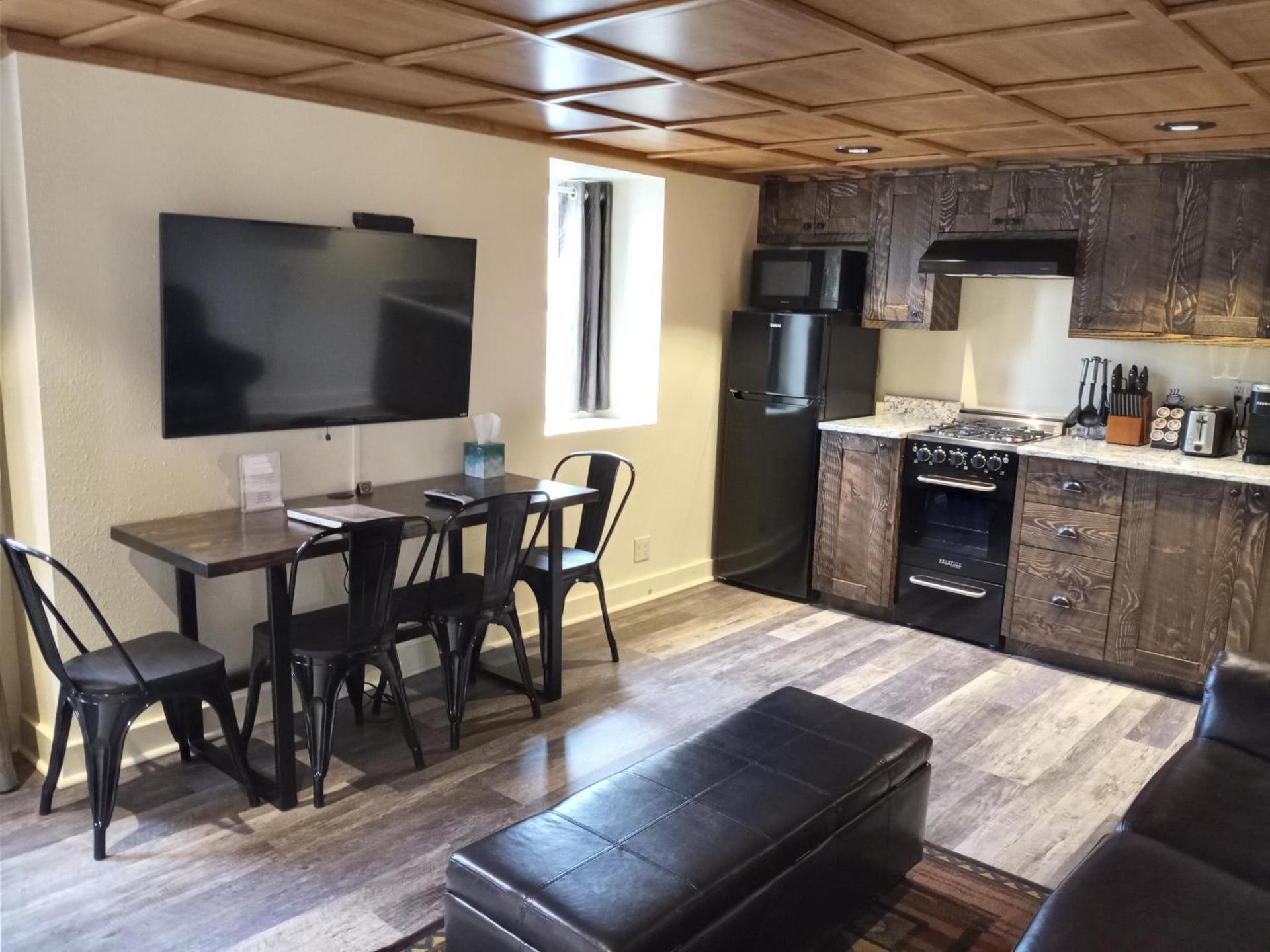 Yellowstone Riverside Cottages photo 65