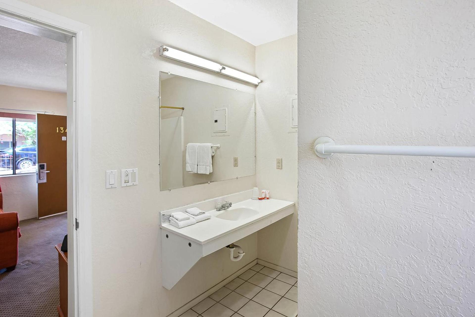 OYO Hotel Yuma AZ - I-8 US-95 photo 35