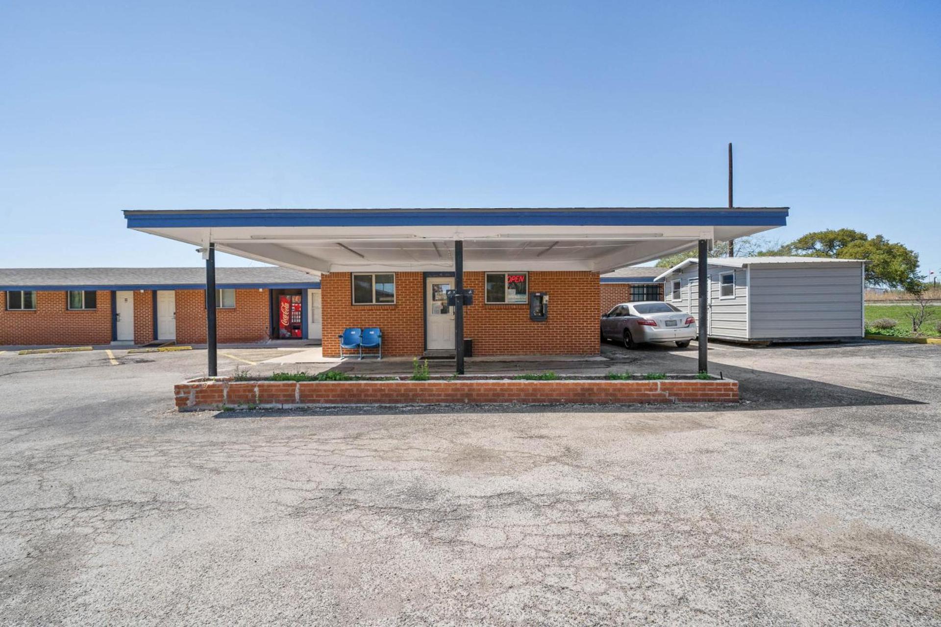 OYO Hotel Luling TX Downtown I-10/US-90 photo 11