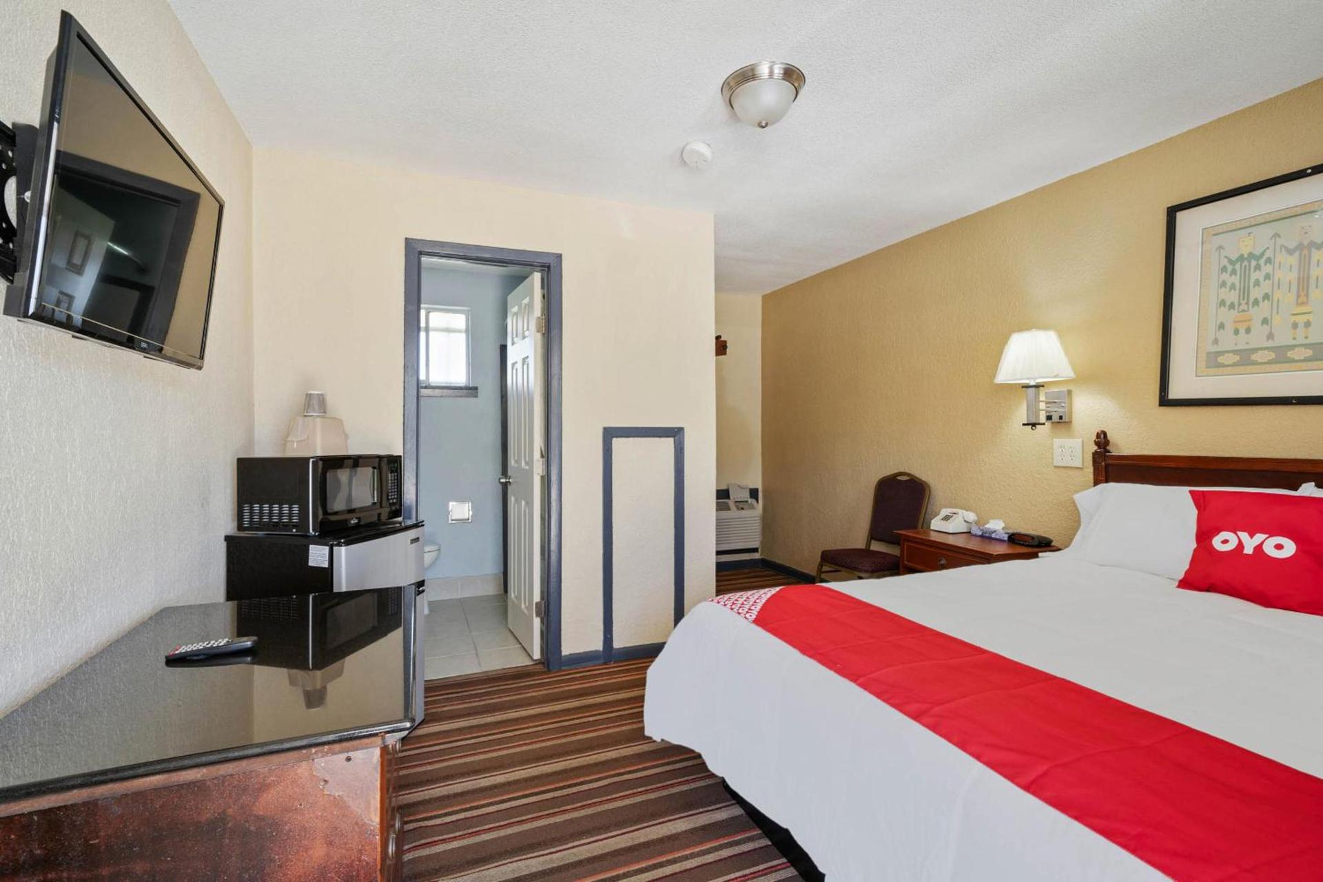 OYO Hotel Luling TX Downtown I-10/US-90 photo 25