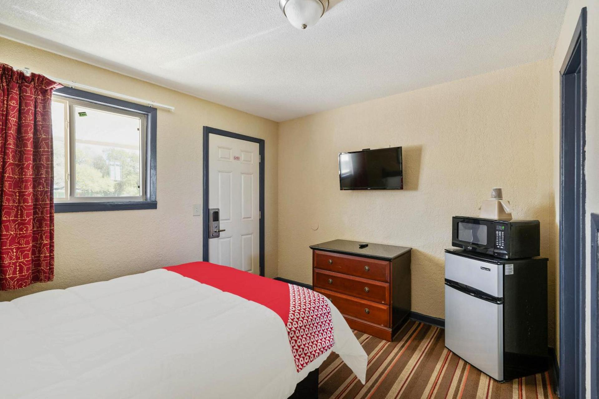 OYO Hotel Luling TX Downtown I-10/US-90 photo 21