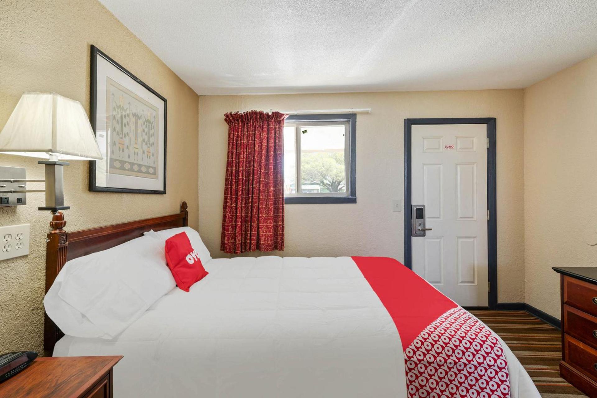 OYO Hotel Luling TX Downtown I-10/US-90 photo 16