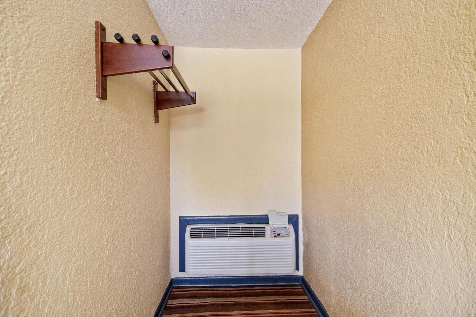 OYO Hotel Luling TX Downtown I-10/US-90 photo 15