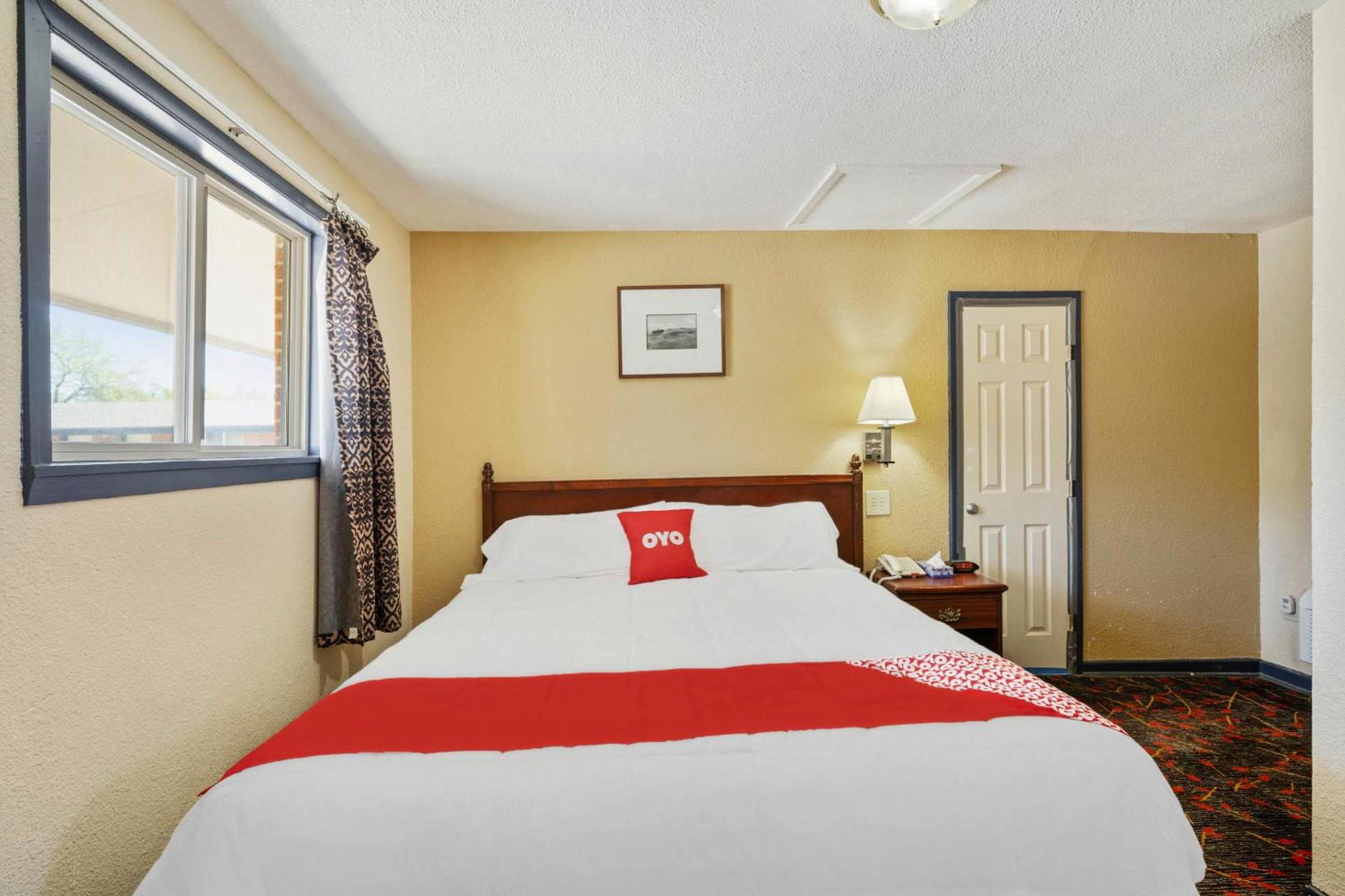 OYO Hotel Luling TX Downtown I-10/US-90 photo 36