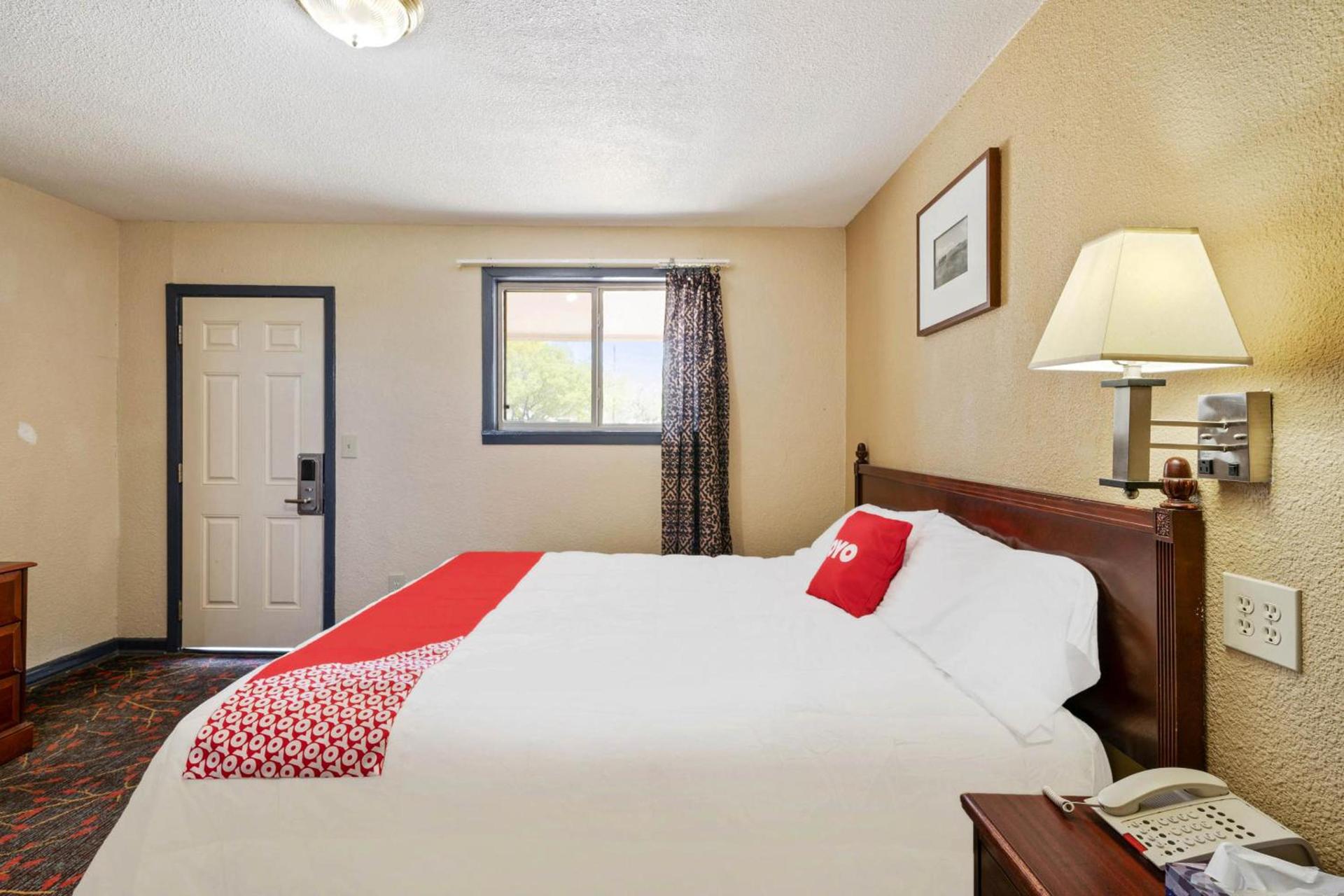 OYO Hotel Luling TX Downtown I-10/US-90 photo 29