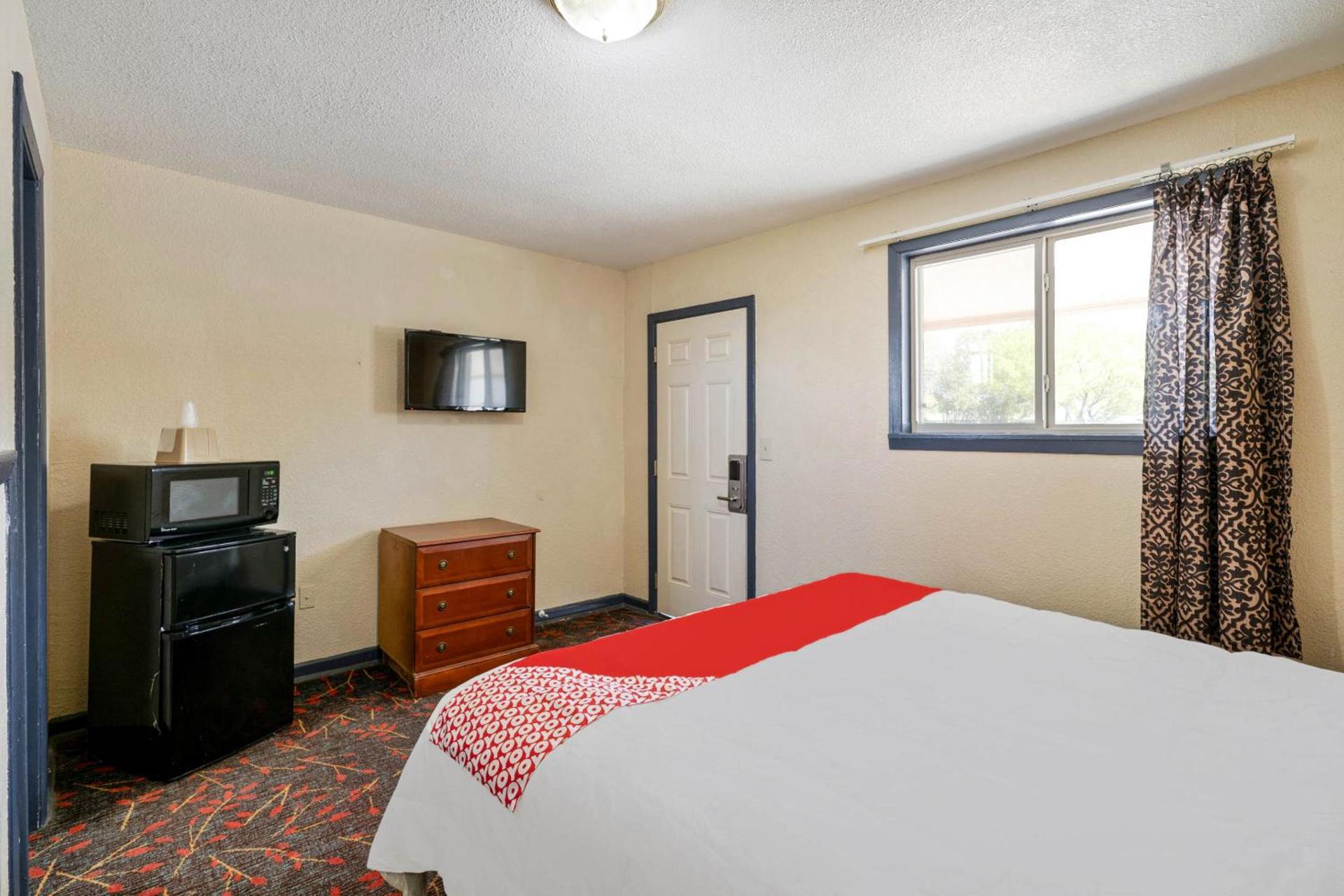 OYO Hotel Luling TX Downtown I-10/US-90 photo 31