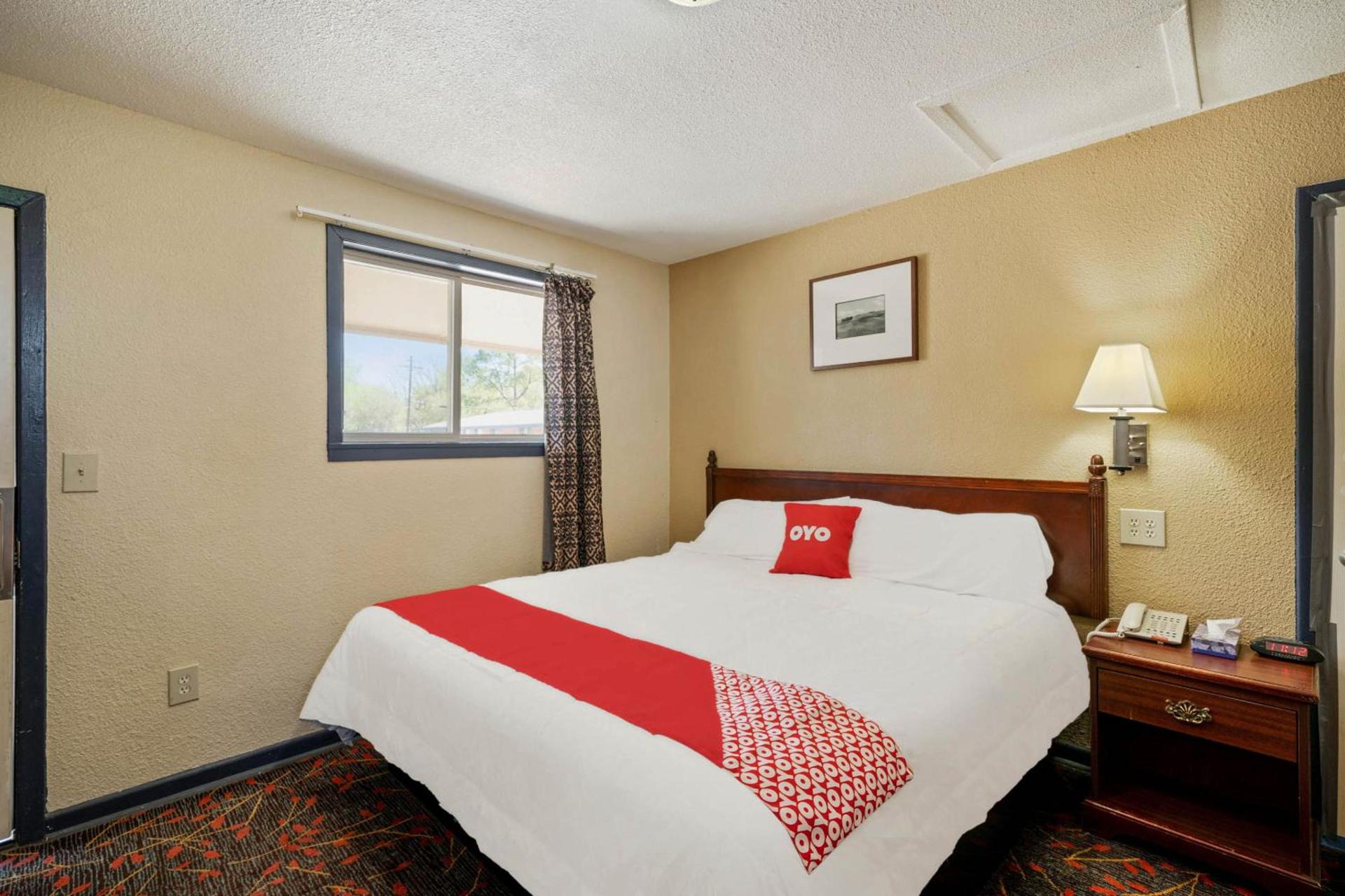 OYO Hotel Luling TX Downtown I-10/US-90 photo 28