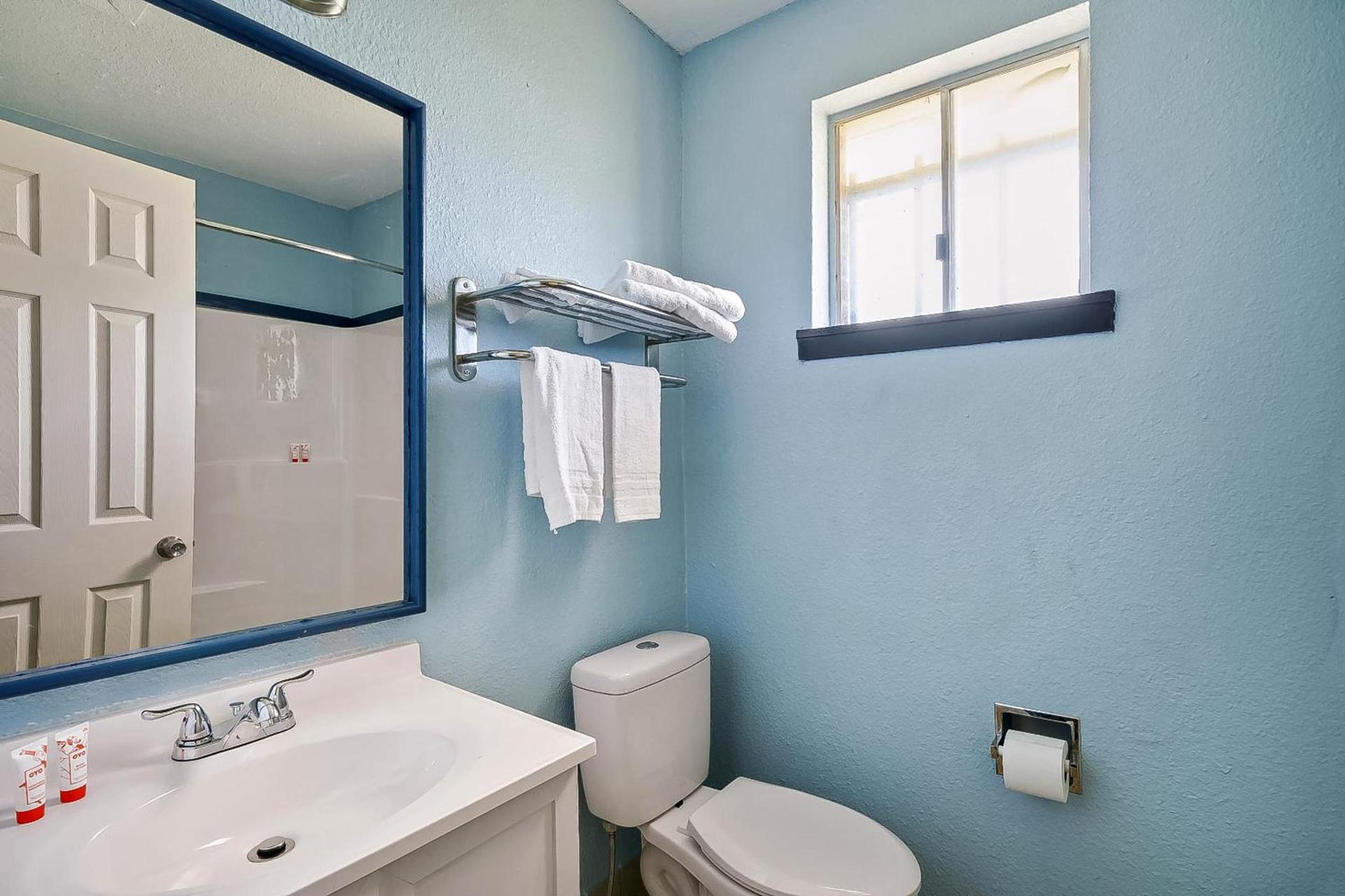 OYO Hotel Luling TX Downtown I-10/US-90 photo 40