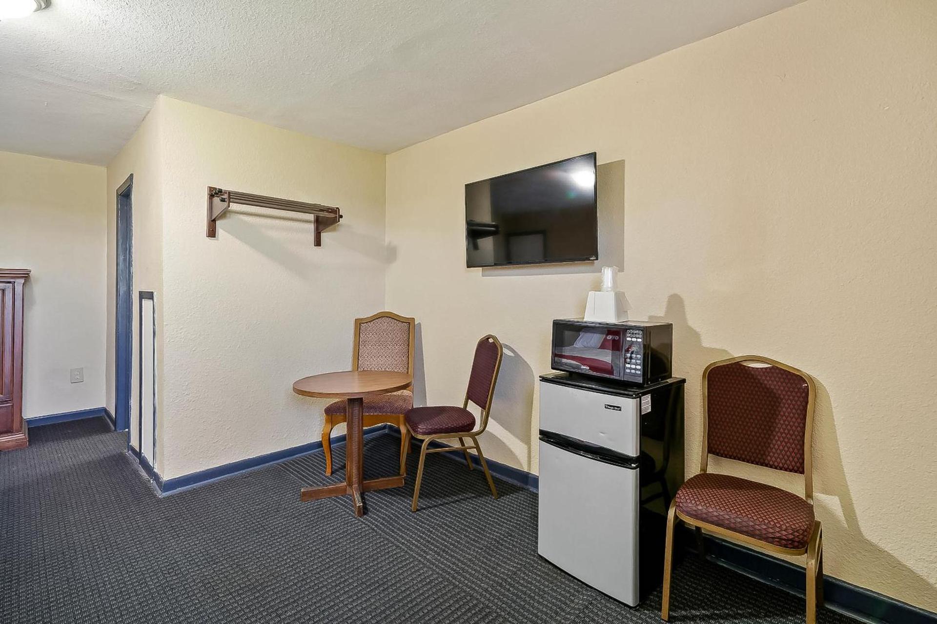 OYO Hotel Luling TX Downtown I-10/US-90 photo 37