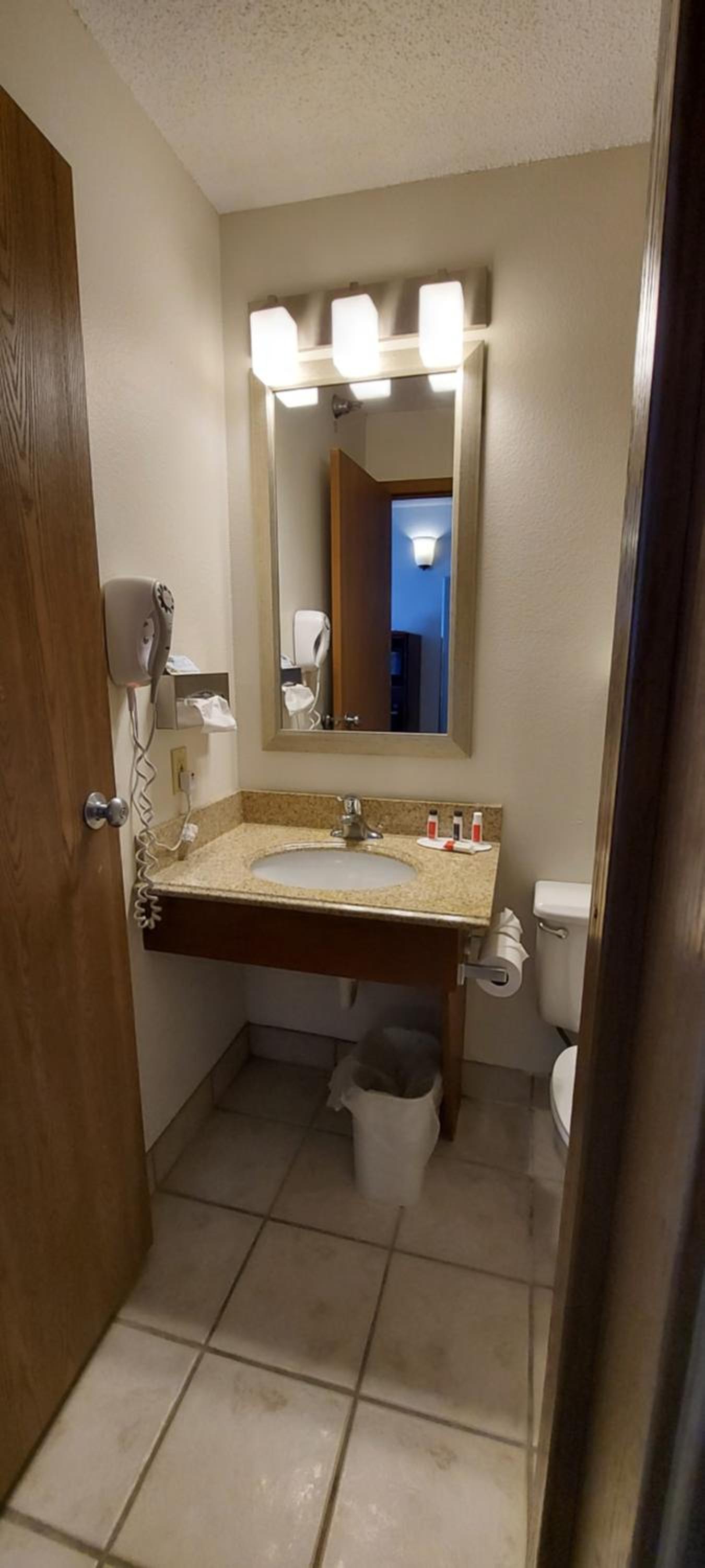 Days Inn by Wyndham Willmar photo 39