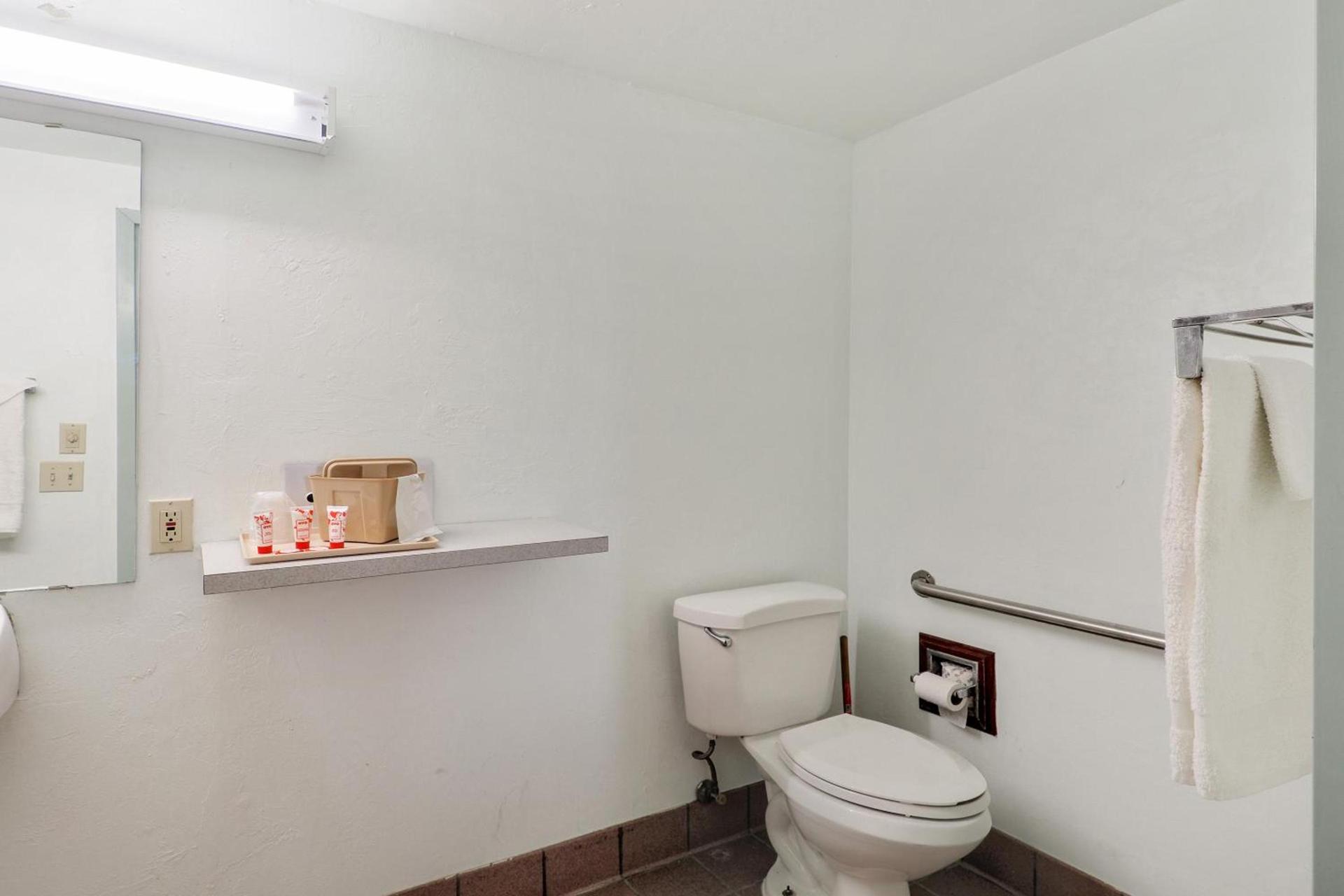 Lonestar Inn & Suites, Erick OK Hwy 40 BY OYO photo 14