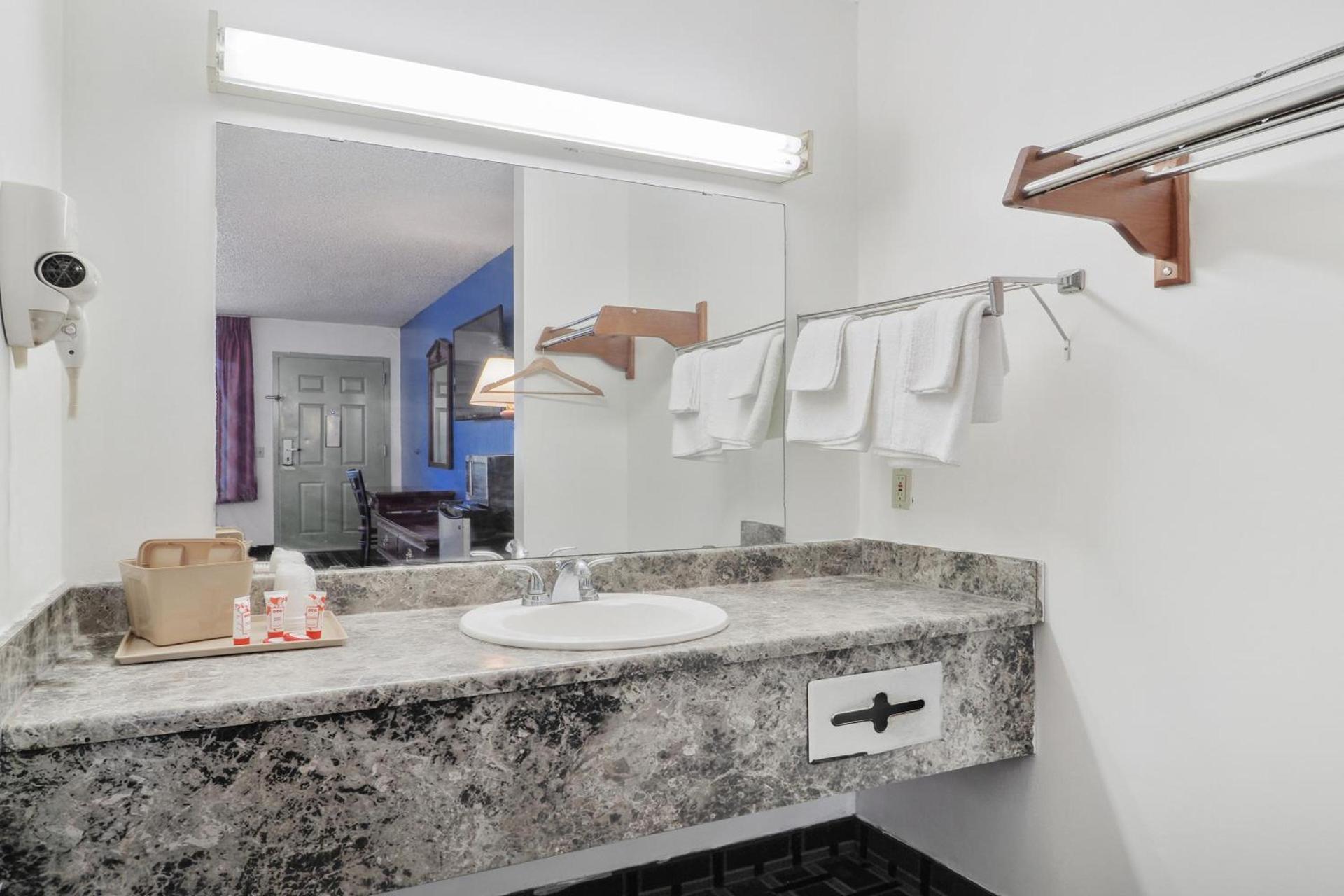 Lonestar Inn & Suites, Erick OK Hwy 40 BY OYO photo 23