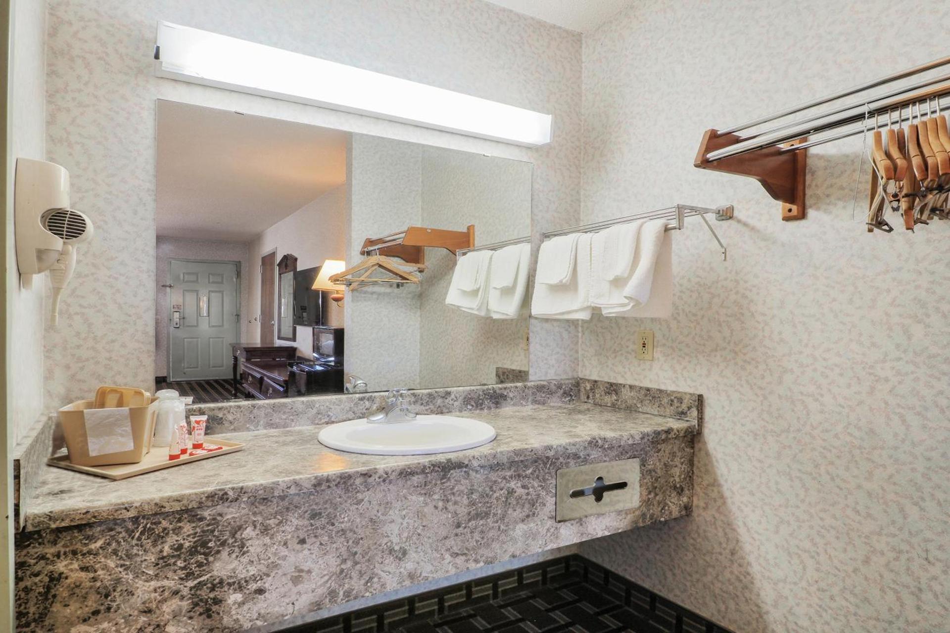 Lonestar Inn & Suites, Erick OK Hwy 40 BY OYO photo 32