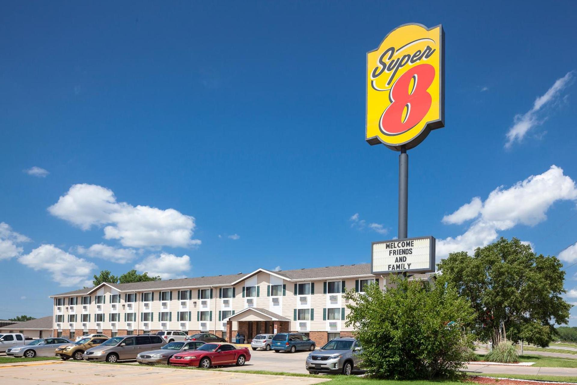 Super 8 by Wyndham Manhattan KS photo 12