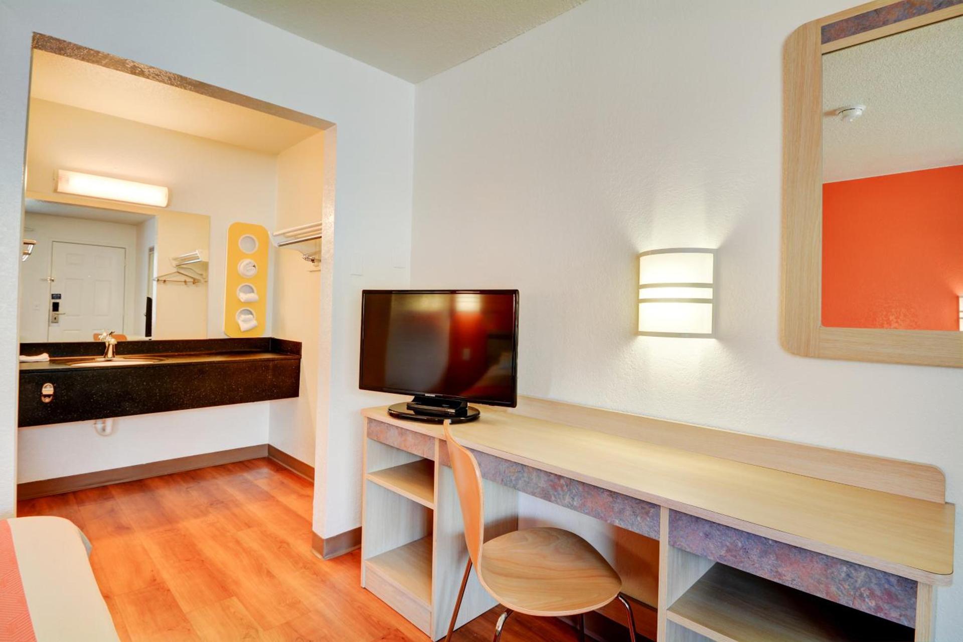 Motel 6-Southington, CT - Hartford photo 8