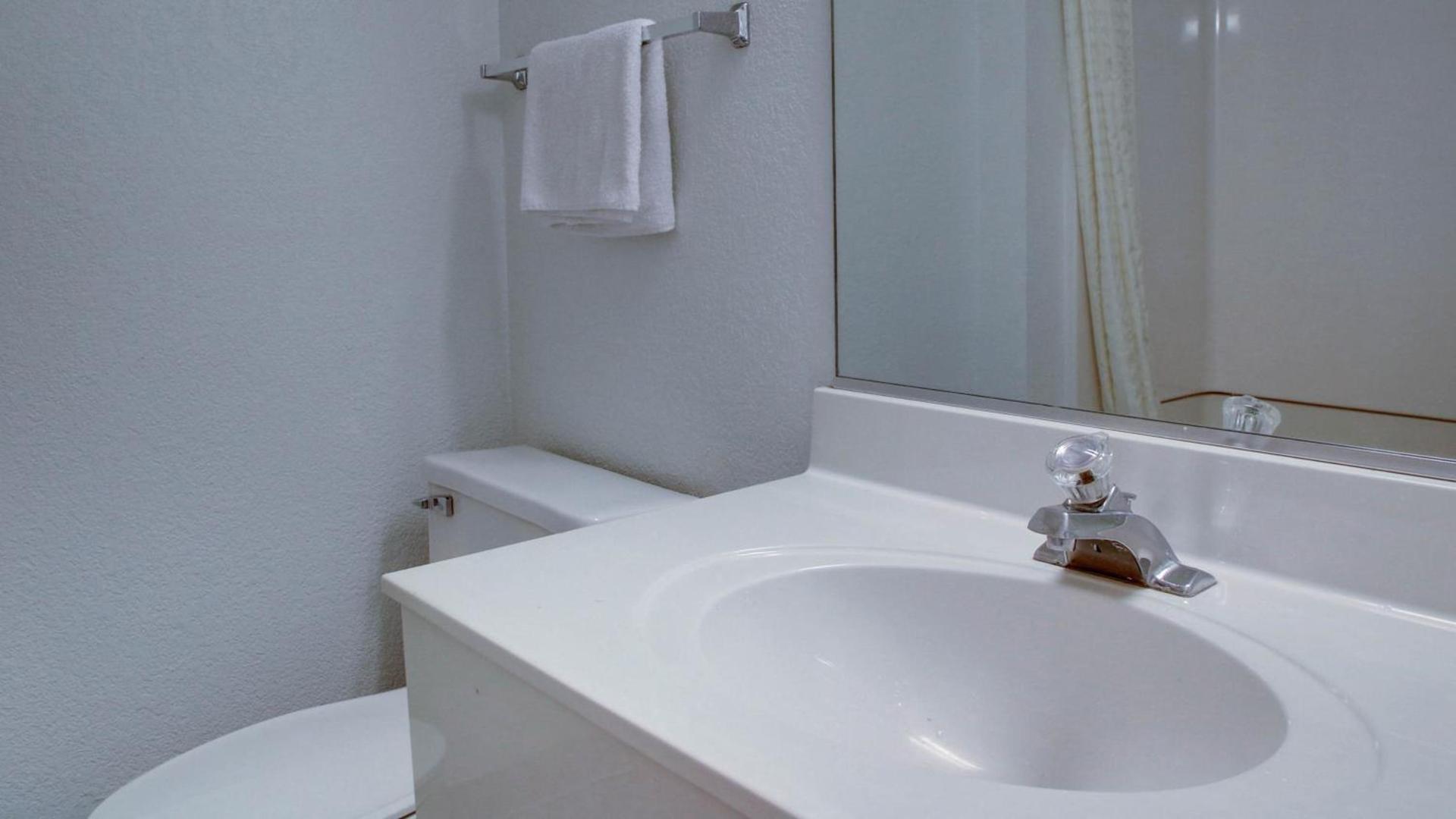 Quality Inn Shawnee North I-40 photo 3