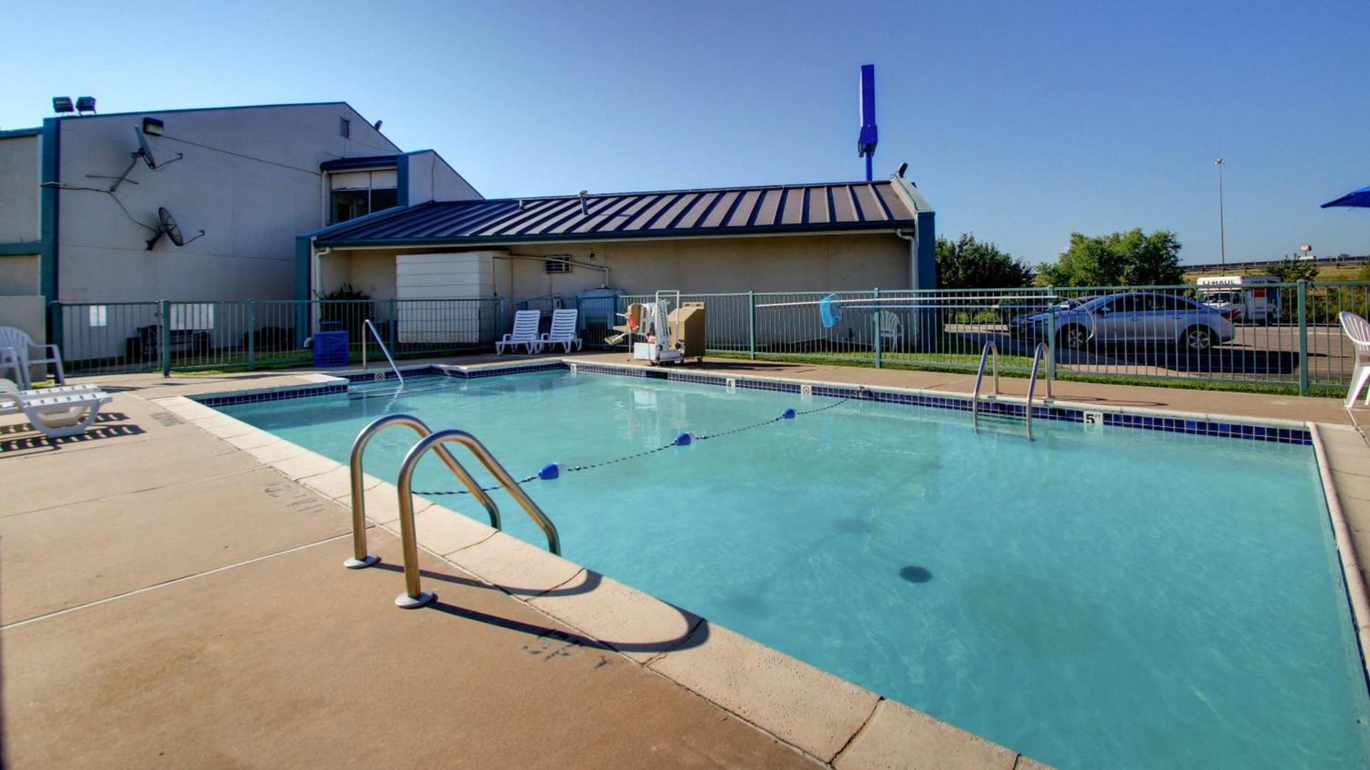 Quality Inn Shawnee North I-40 photo 13