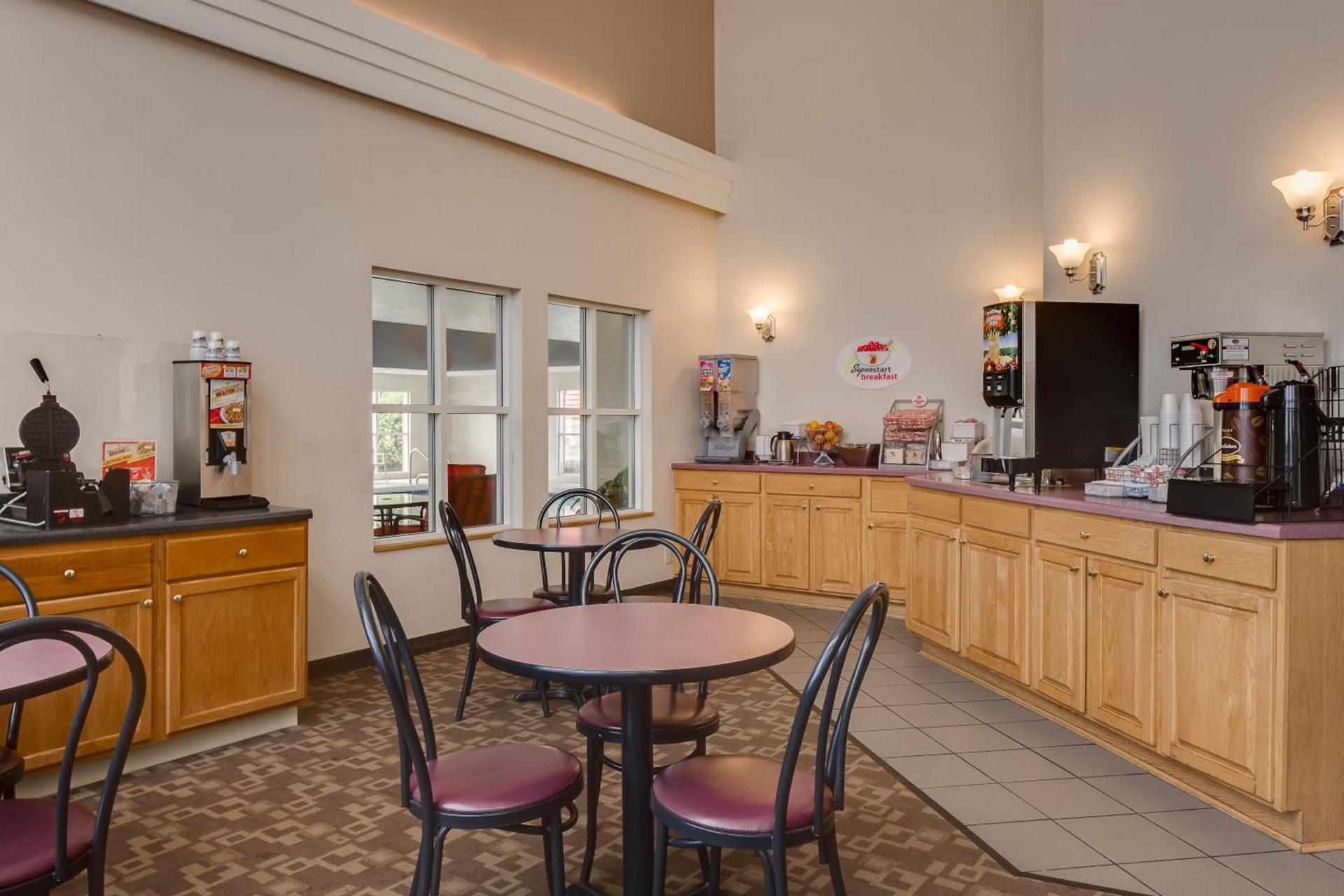 Super 8 by Wyndham Menomonie WI photo 31