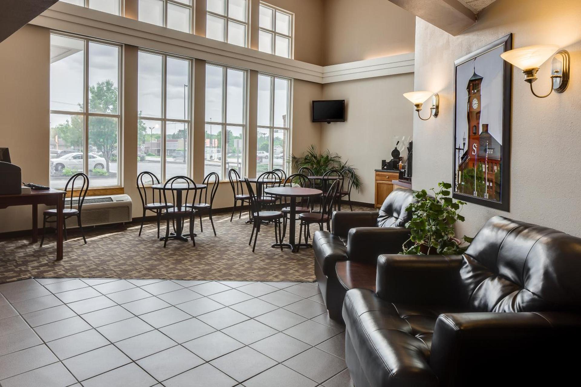 Super 8 by Wyndham Menomonie WI photo 21