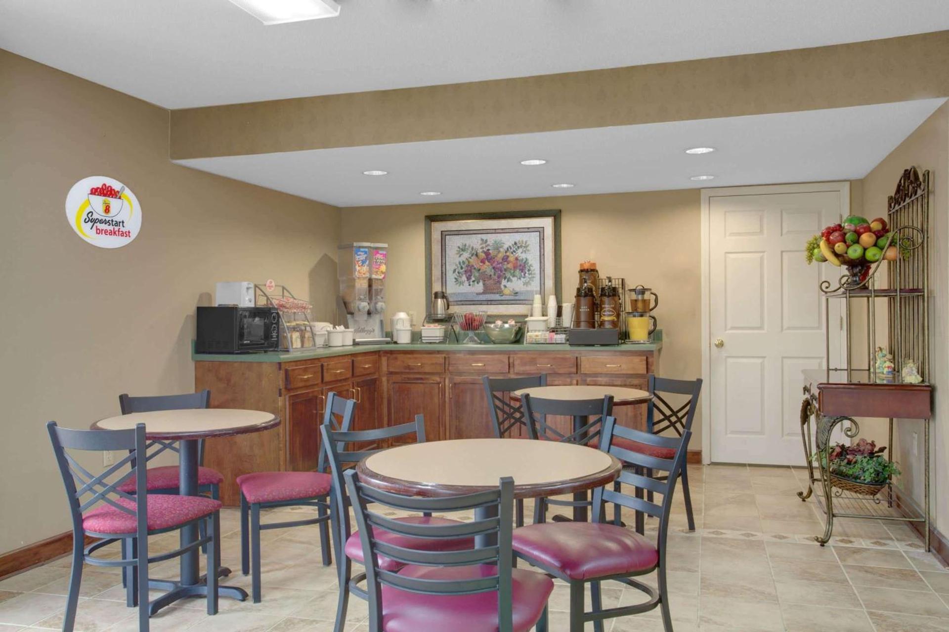 Super 8 by Wyndham Booneville photo 11