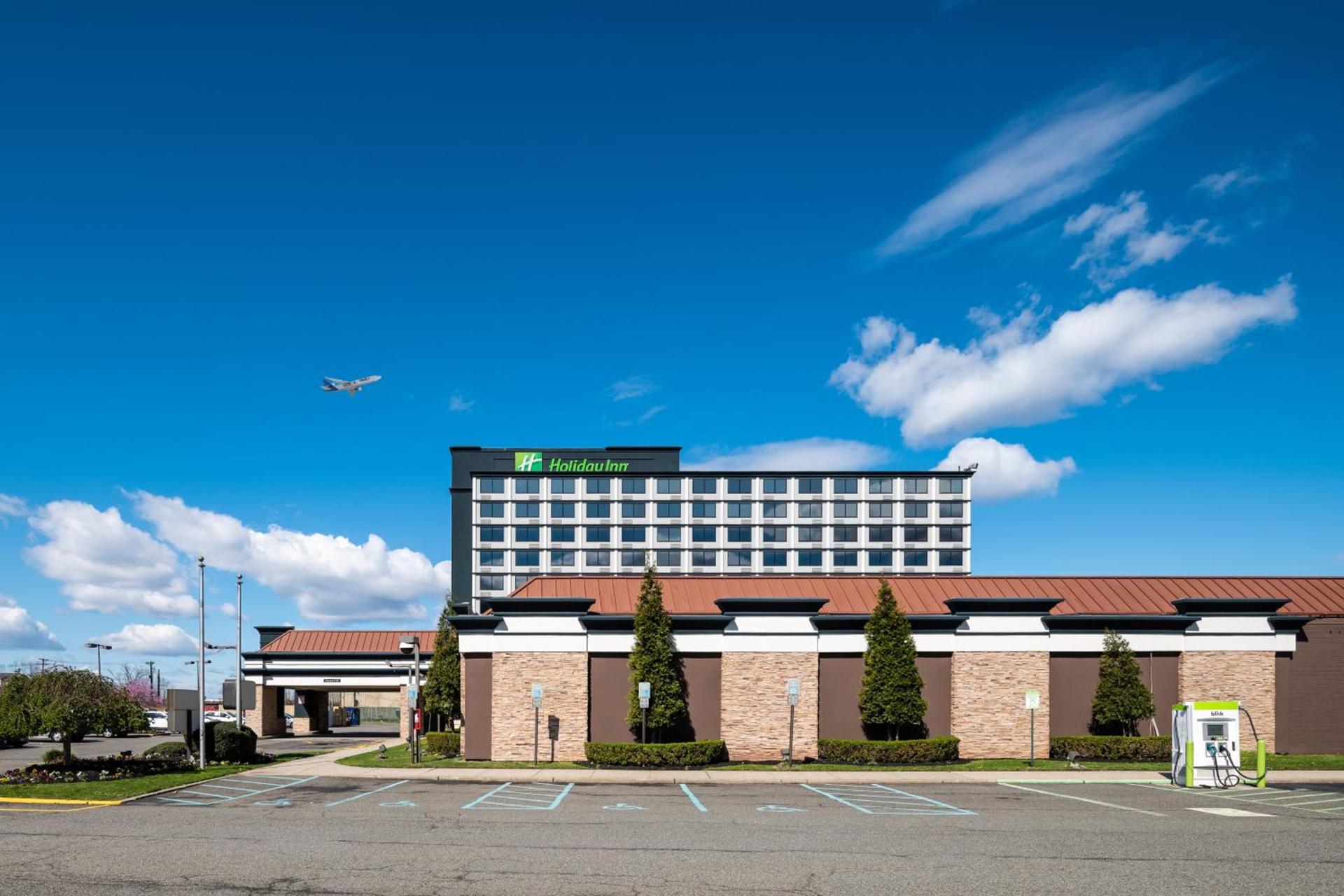 Holiday Inn Newark International Airport photo 3
