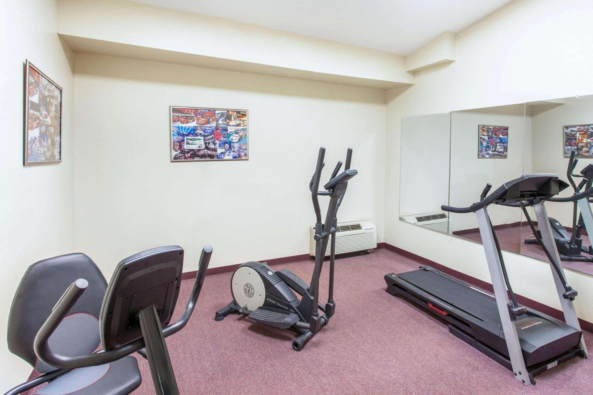 Ramada by Wyndham Sparta/At Speedway photo 2