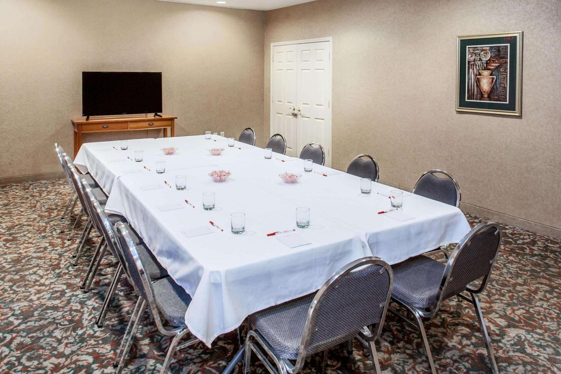 Ramada by Wyndham Sparta/At Speedway photo 5