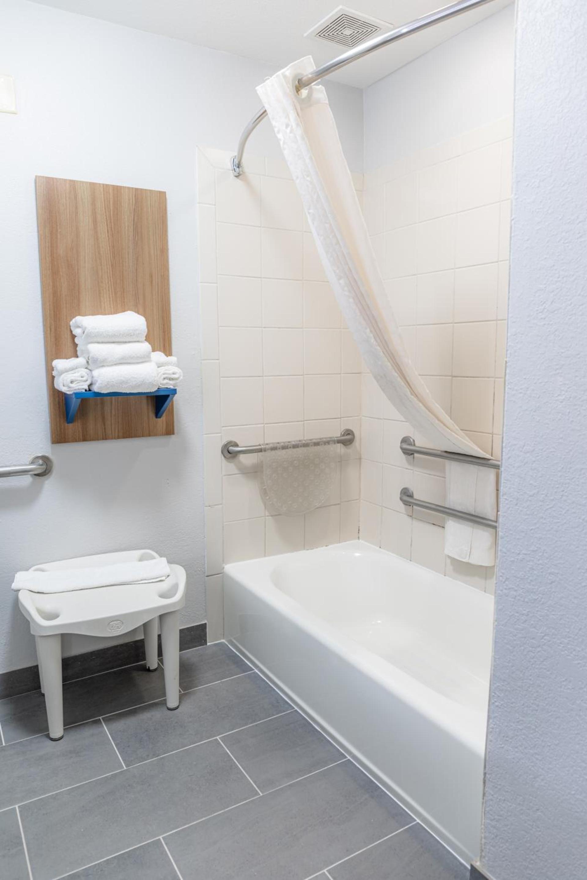 Microtel Inn & Suites by Wyndham Kingsland Naval Base I-95 photo 68