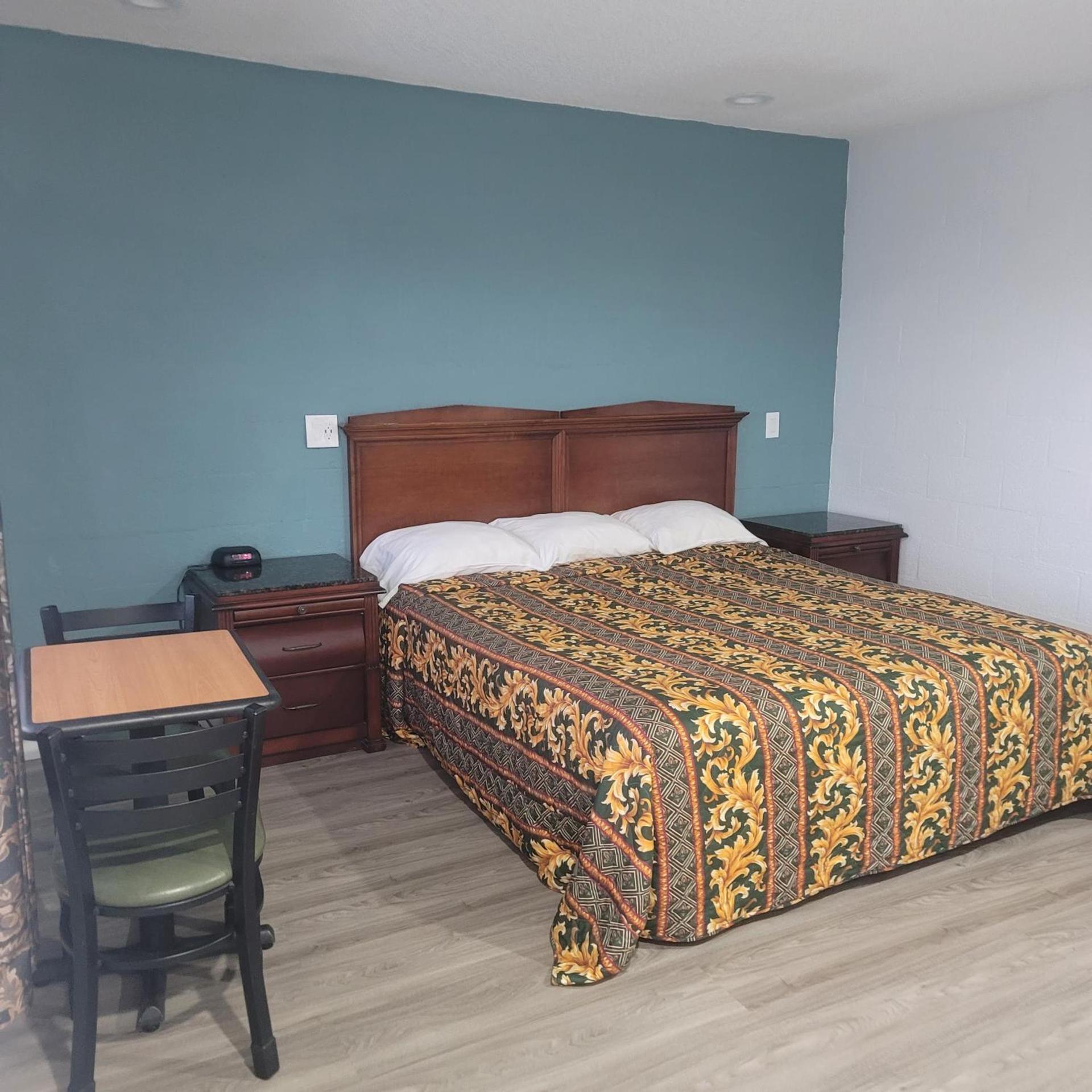 Economy inn — hotel in Corning
