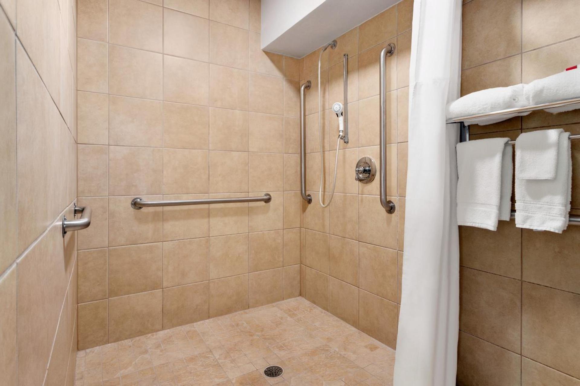 Baymont by Wyndham Blackwell I-35 photo 59