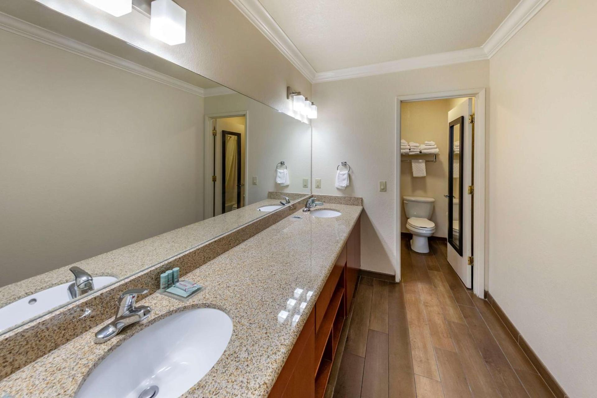 Best Western Town & Country Lodge photo 27