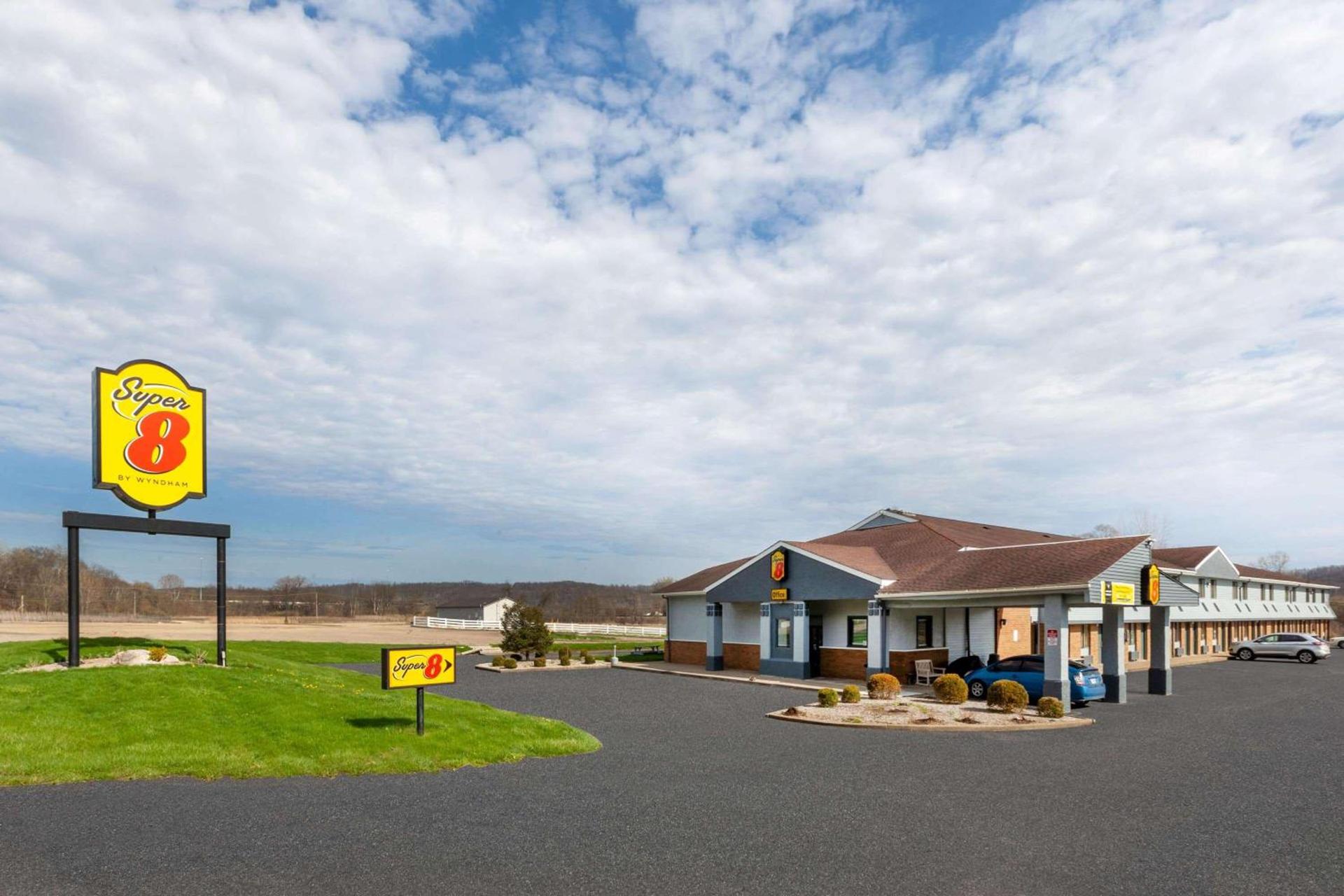 Super 8 by Wyndham Newcomerstown photo 2