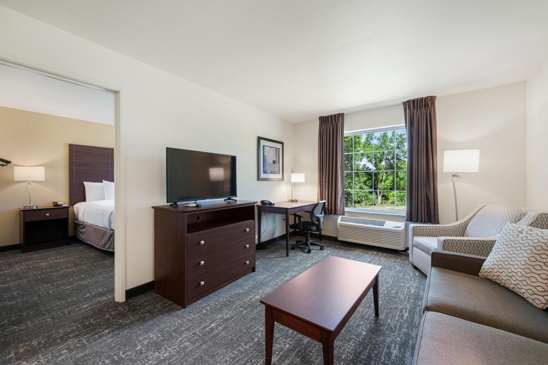 Cobblestone Hotel & Suites - Urbana photo 3